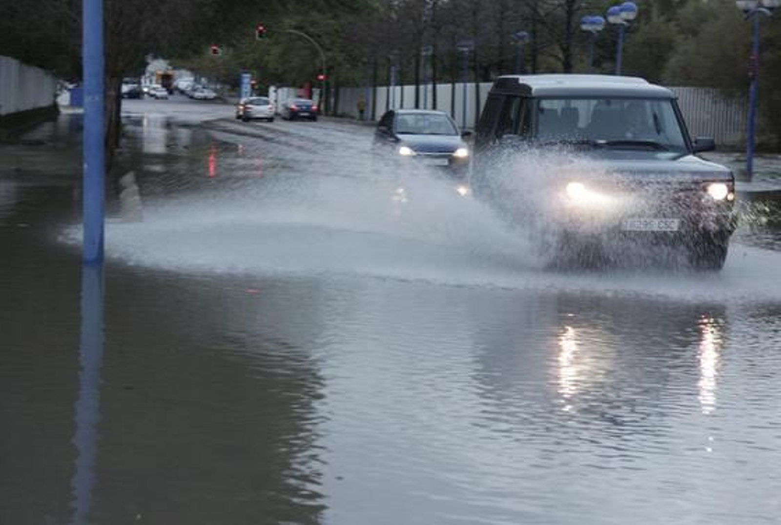 Los coches tenían problemas para cruzar con los charcos.

Foto: Victoria Hidalgo/Jaime Martínez
