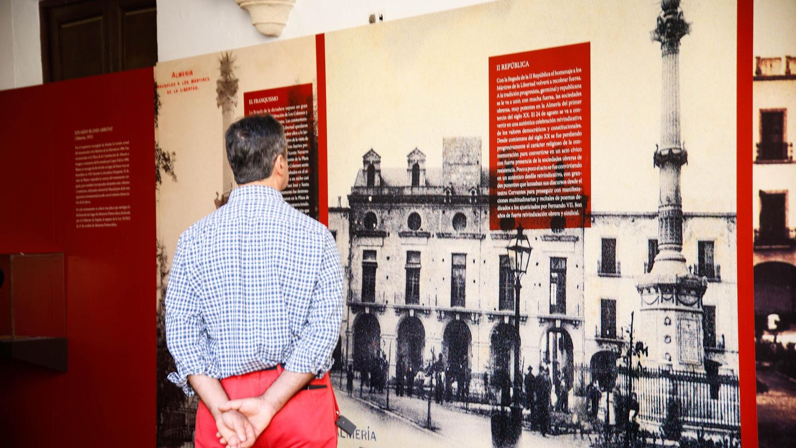 Una persona observa una fotografía antigua del Pingurucho.