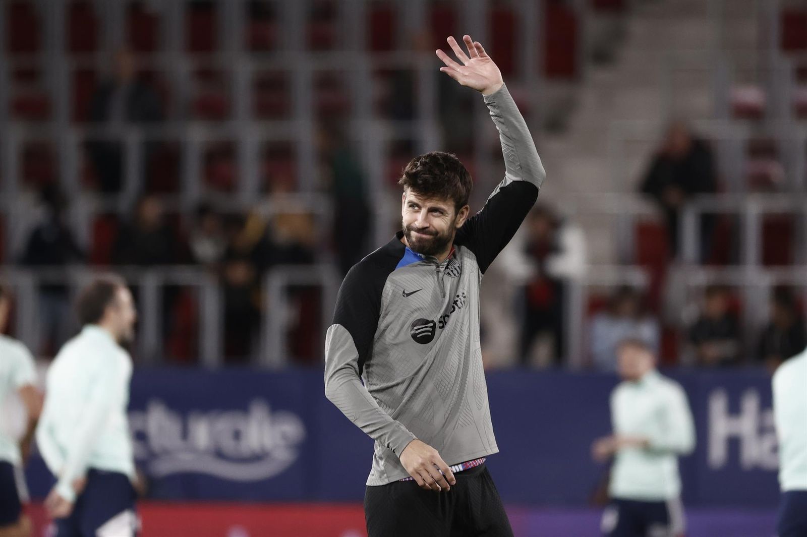 Piqué saluda a los aficionados en el calentamiento del Osasuna-Barcelona.