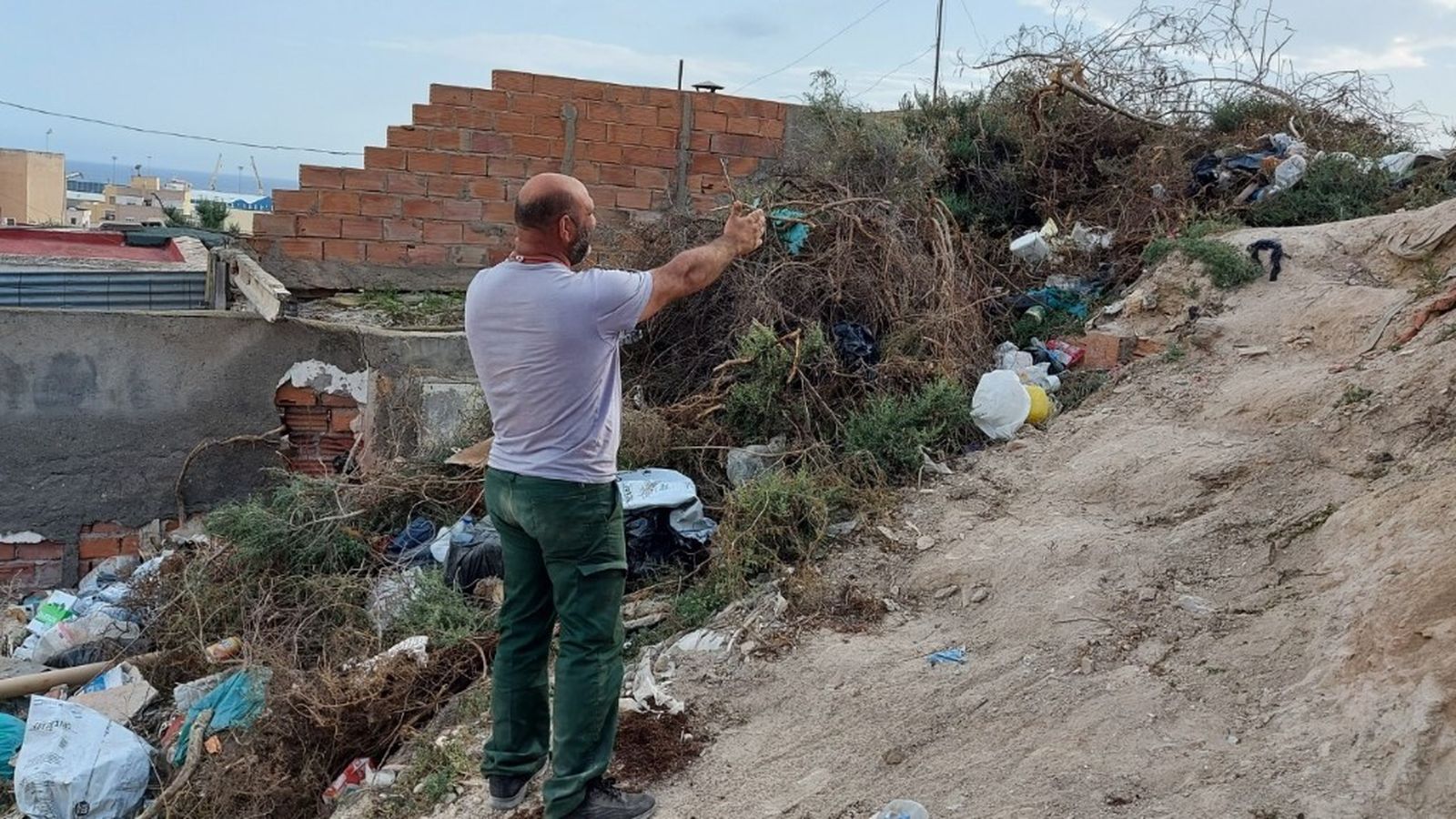 Los vecinos durante los trabajos de limpieza.