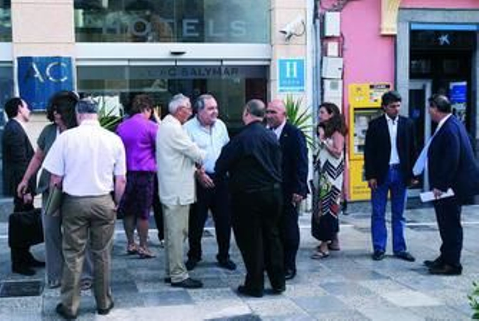 Miembros de la comisión local del Bicentenario, antes de la reunión de ayer en el hotel AC Salymar.
