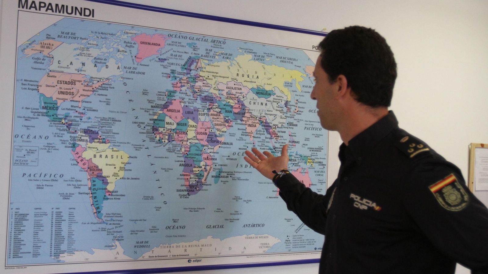 El inspector Rafael Colmenero, cuando estaba al frente de Extranjería, frente a un mapamundi.