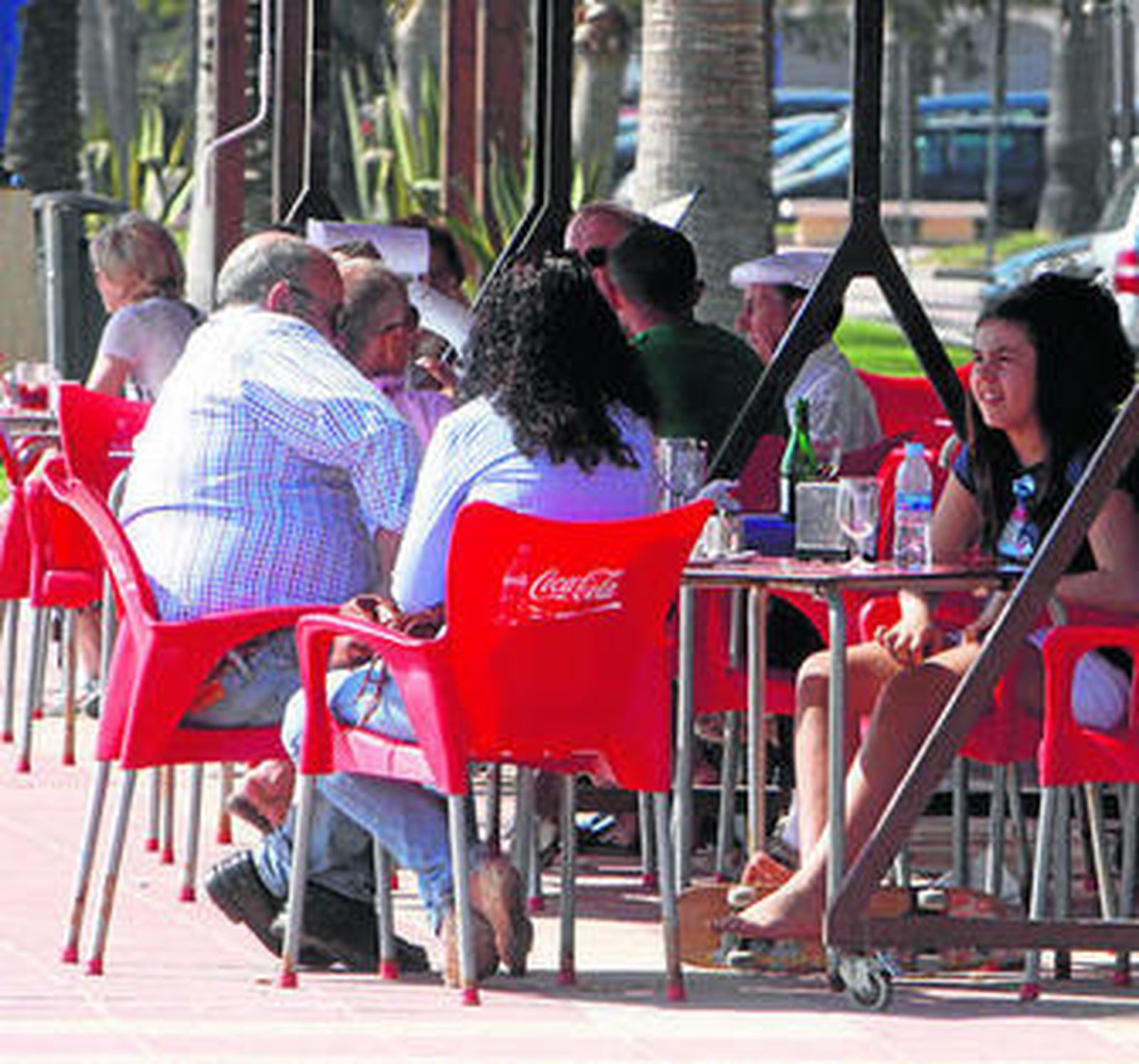 Clientes en un chiringuito en Chiclana.