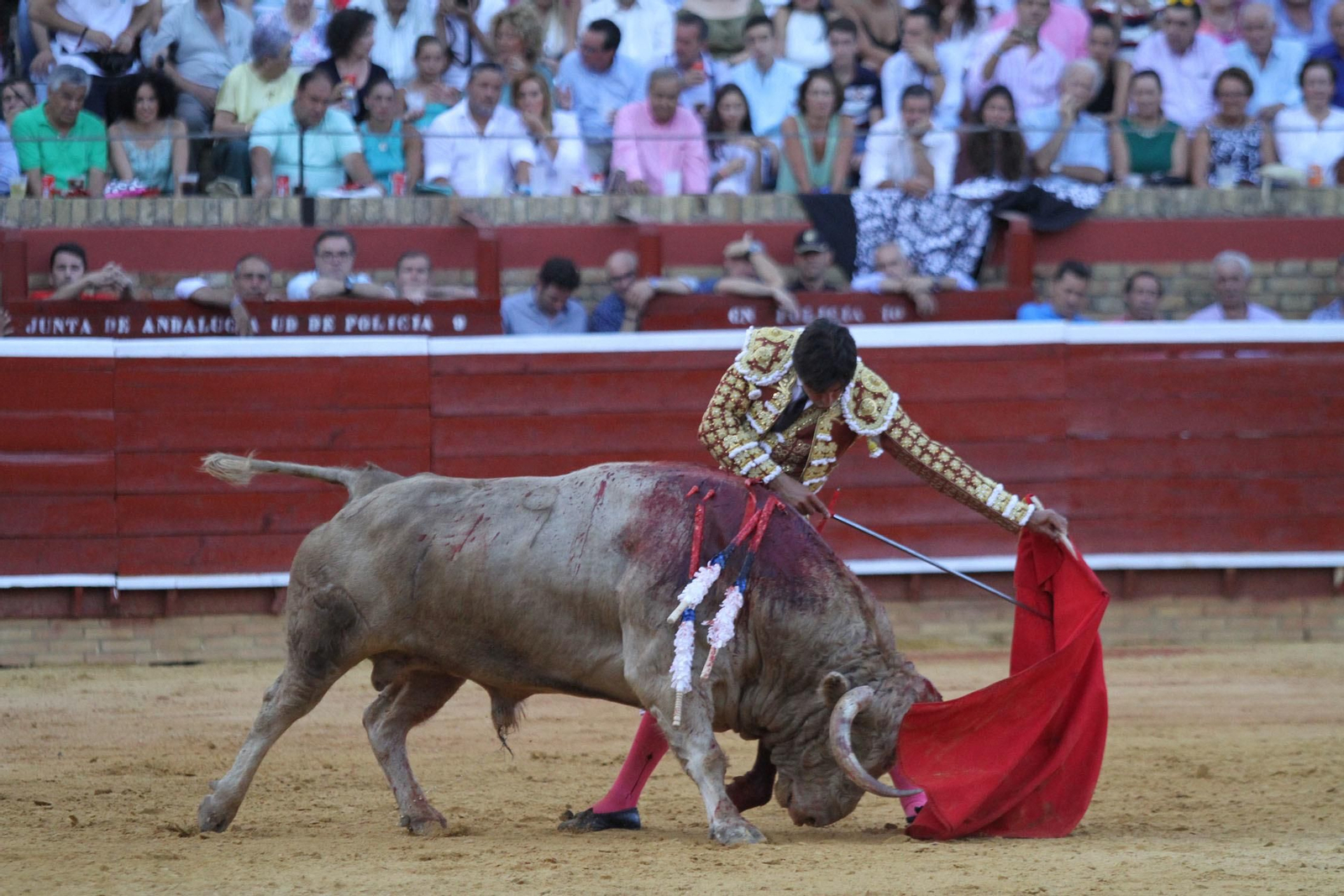 Imágenes de la faena de Miguel Angel Perera en el coso Onubense.