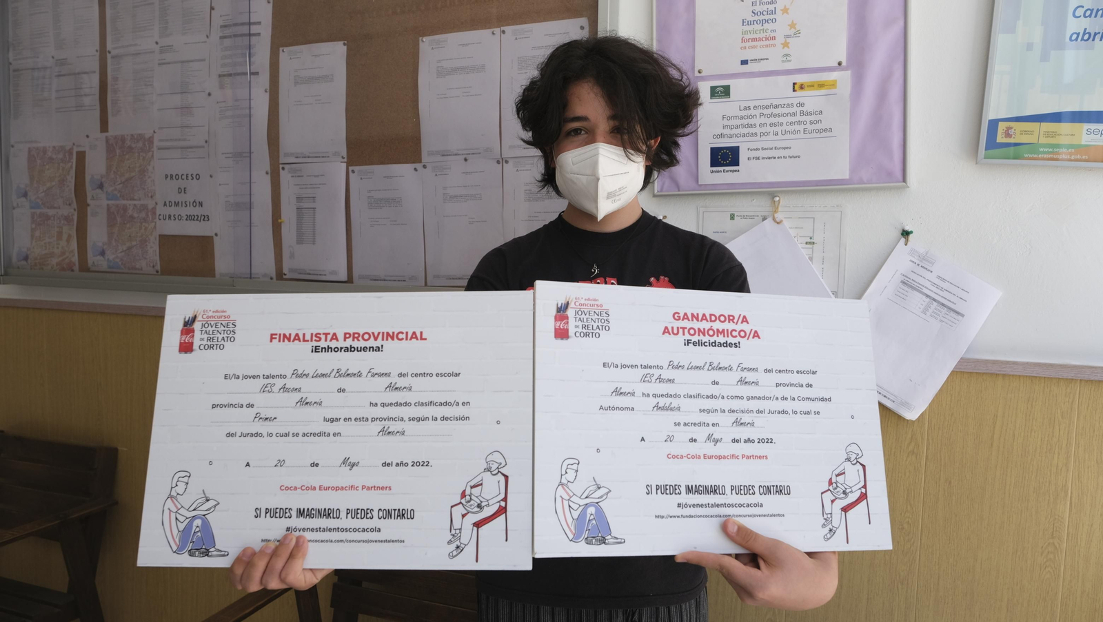 Leo muestra los diplomas de ganador provincial y autonómico del concurso de relato corto de Coca-Cola.