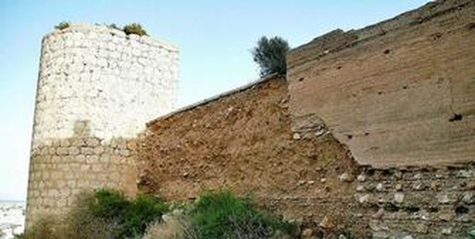 Zona de la muralla de San Cristóbal que se cae a pedazos si nadie lo remedia.