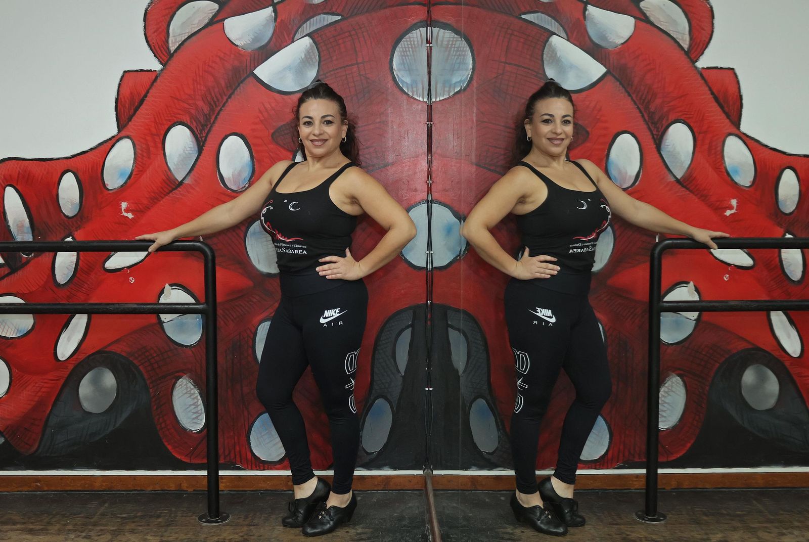 Noelia Sabarea posa en su academia de baile en Algeciras