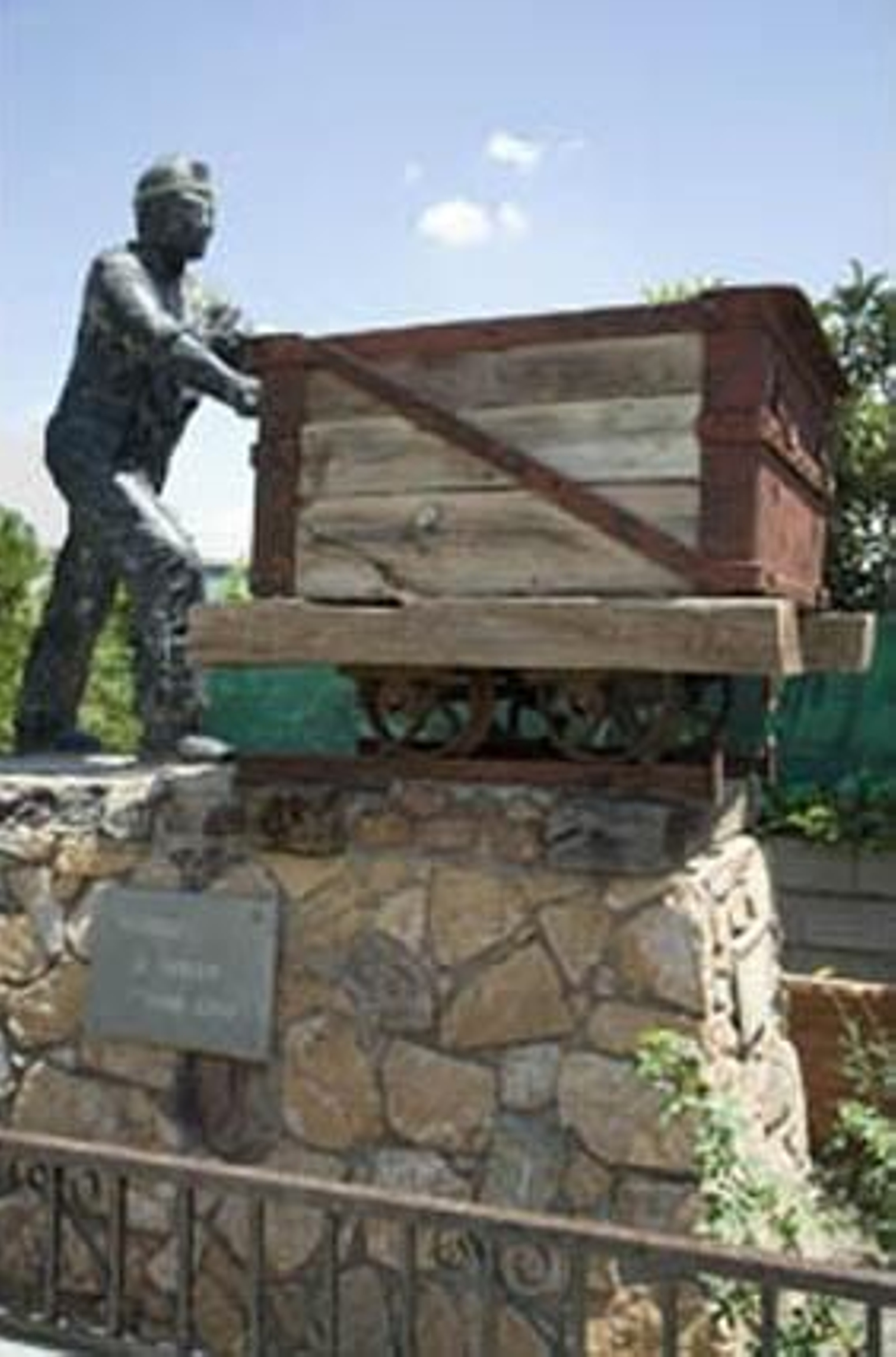 Ayuntamiento de Alquife. Monumento al minero.