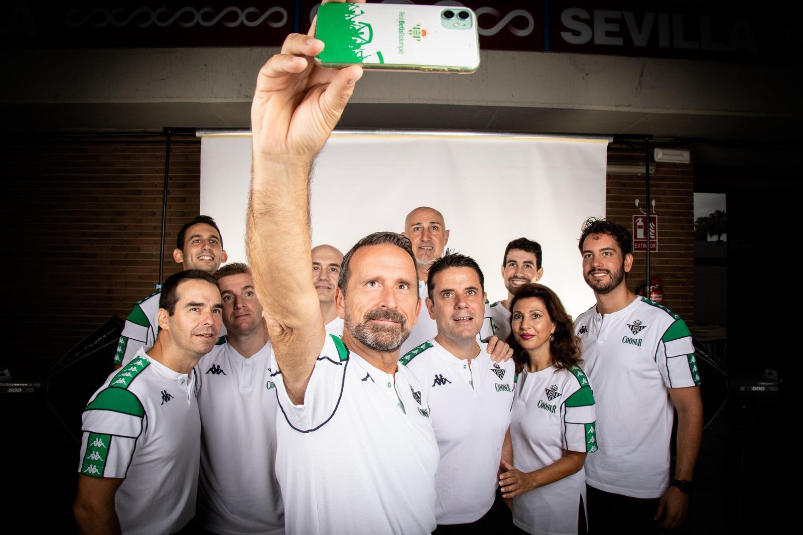 Joan Plaza se hace un 'selfie' con su cuerpo técnico en la sesión de fotos oficial de la ACB.