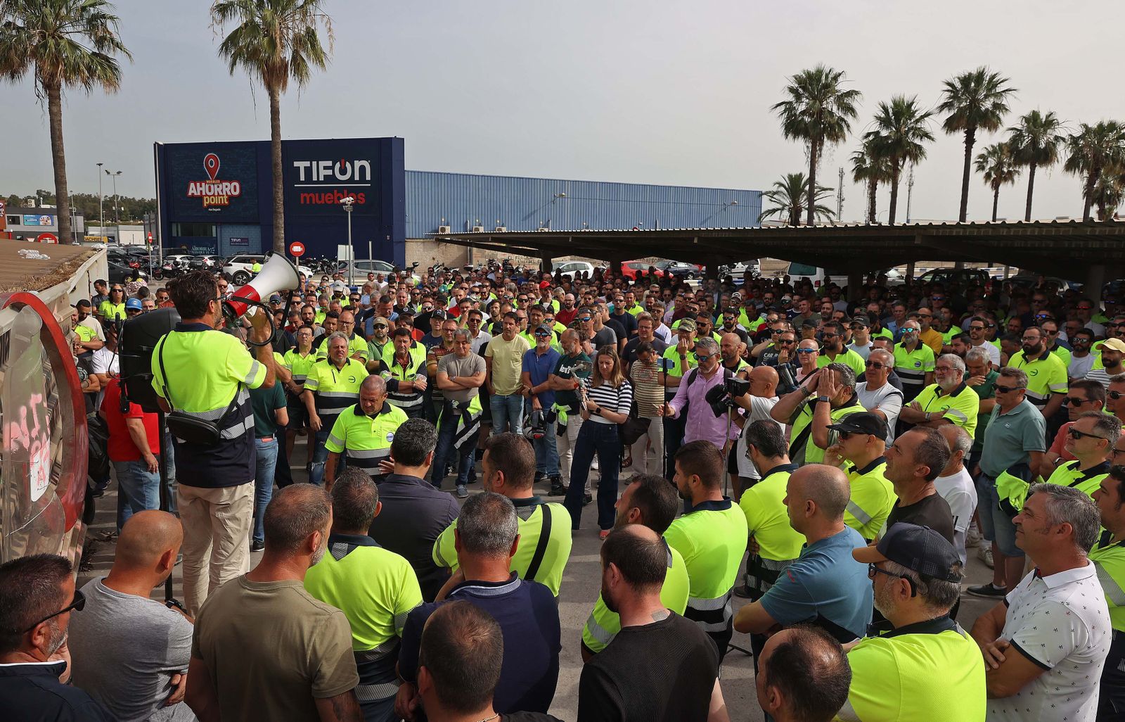 Imágenes de la asamblea de los huelguistas de Acerinox