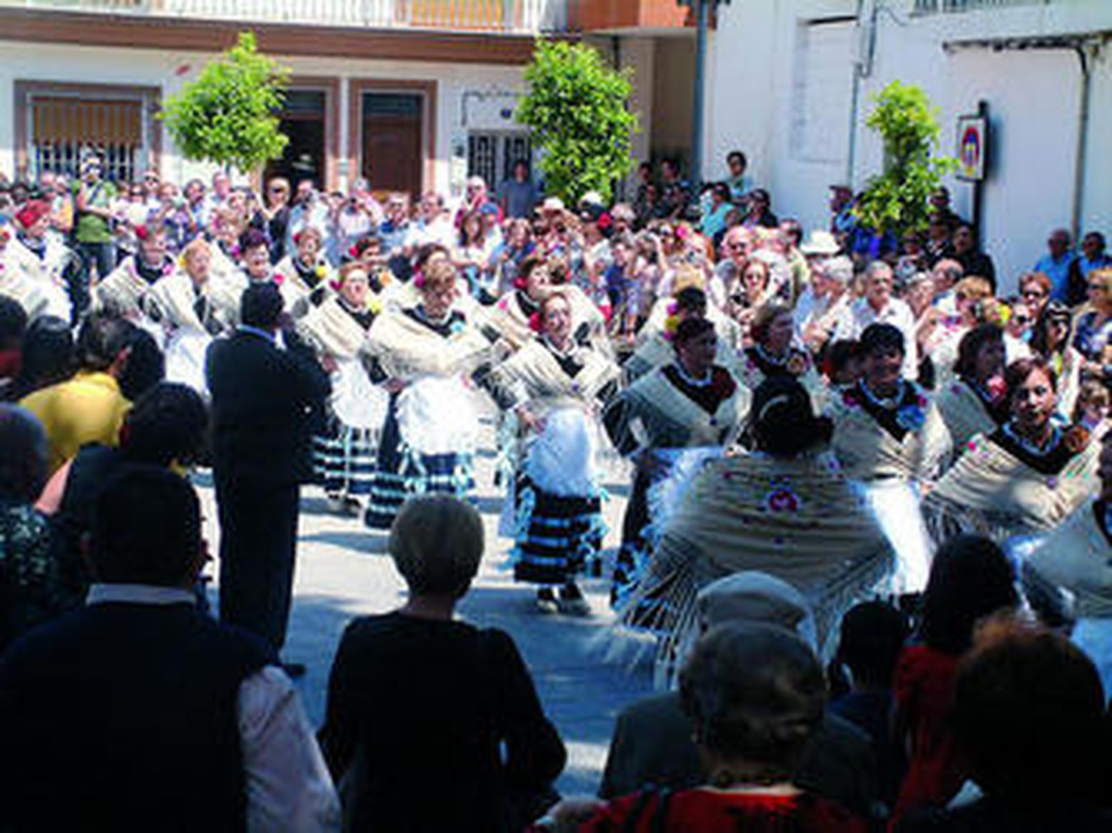 Más de medio centenar de vecinas participaron en el desfile.
