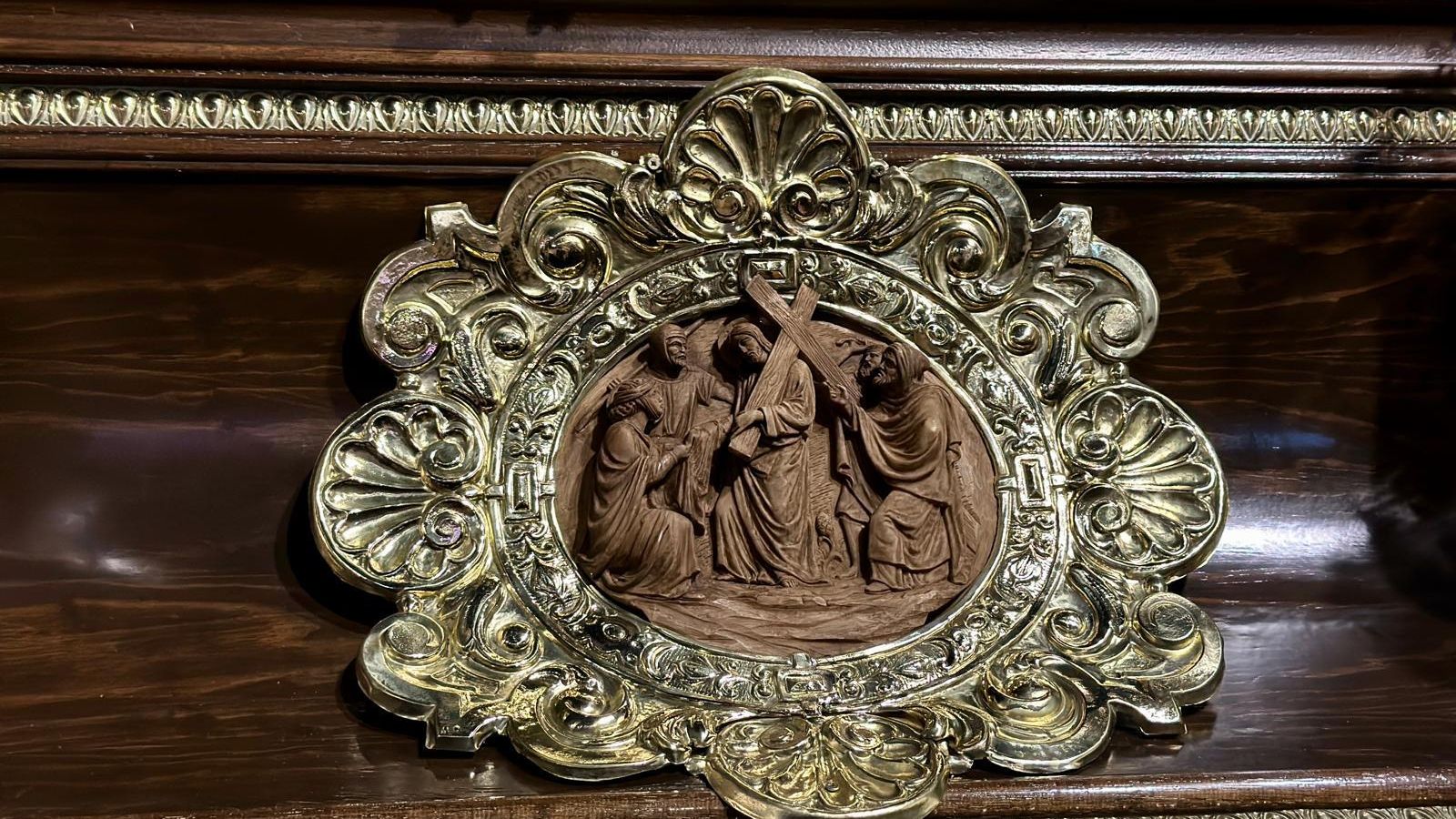 Detalle de un trono el Viernes Santo.