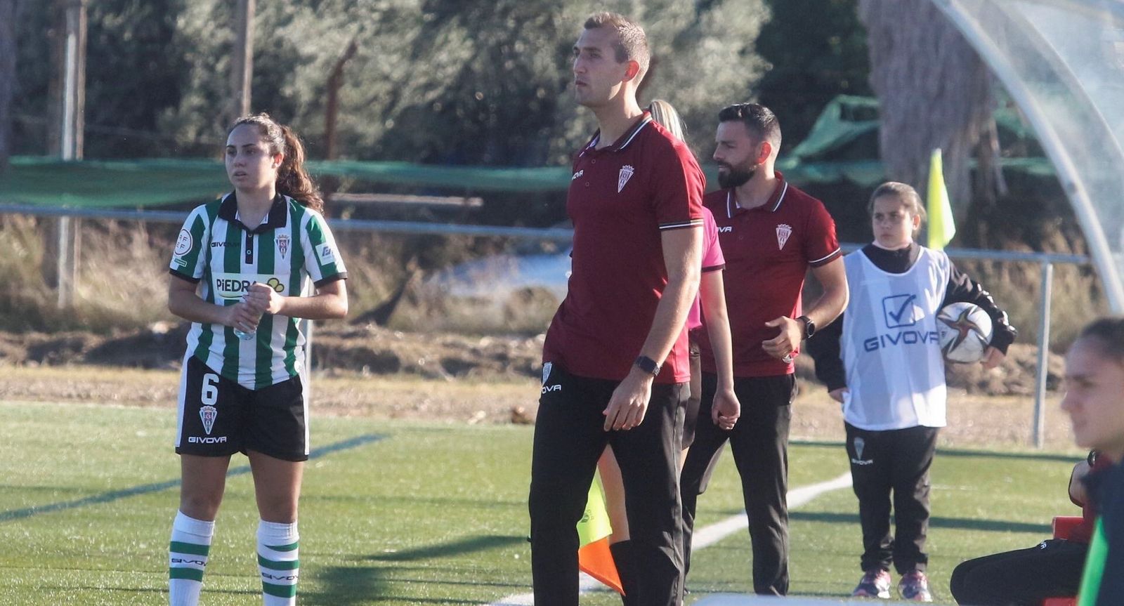 Ana Ocón, jugadora del Córdoba Femenino, junto al técnico Pepe Contreras.