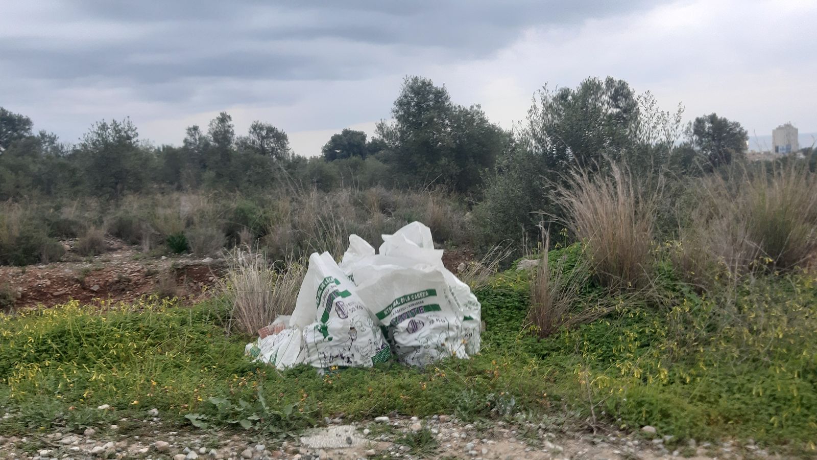 Escombros retirados por el guarda rural y cazadores en el coto de Churriana.