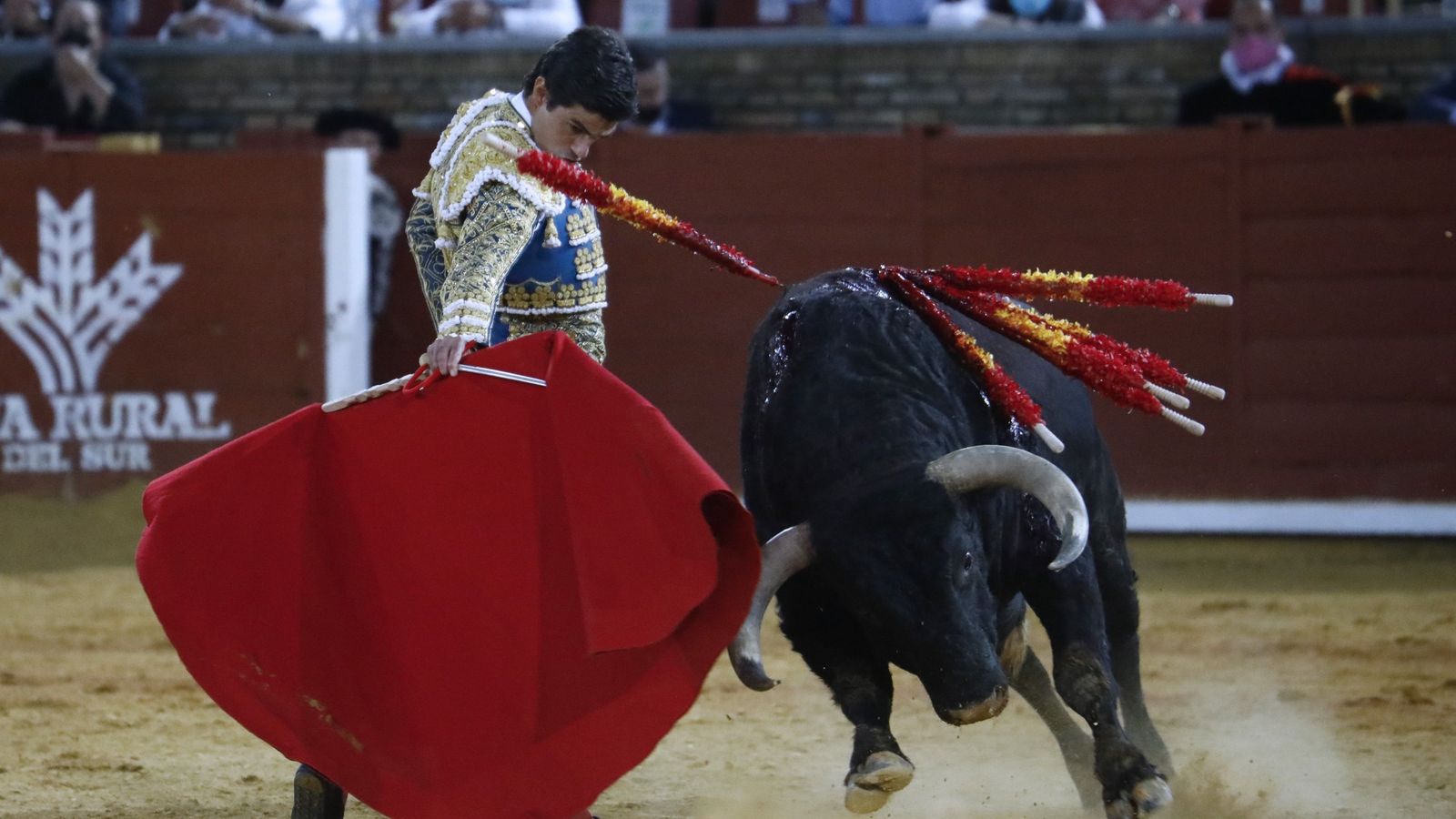 Un pase de Roca Rey en los Califas.