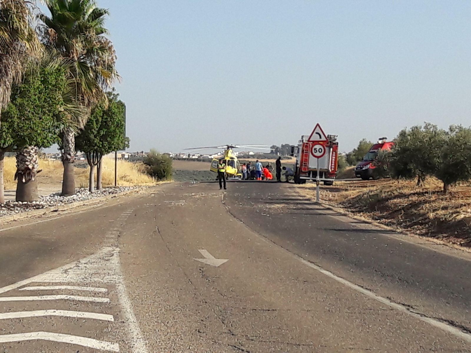 El helicóptero sanitario llega al accidente en el término municipal de La Victoria.