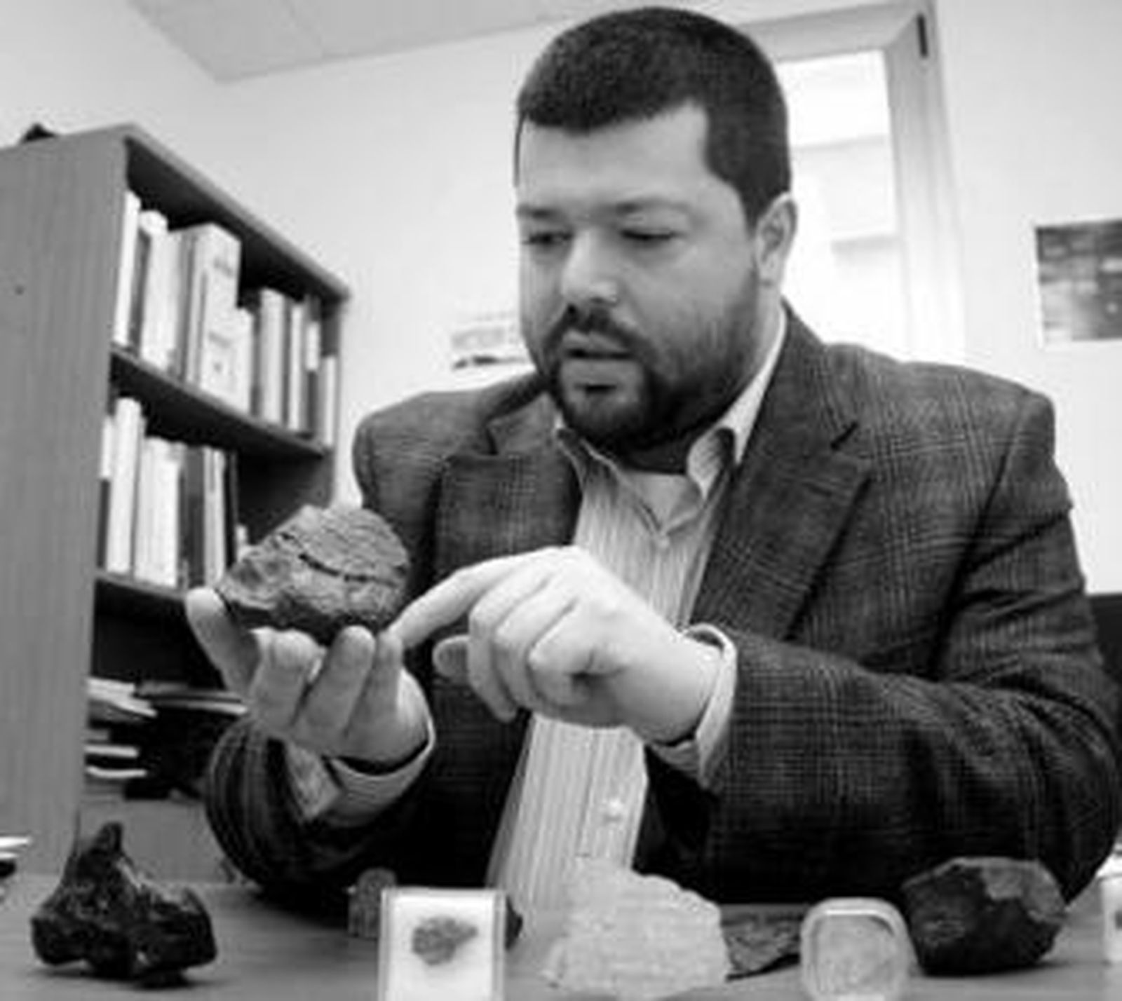 Madiedo sostiene un meteorito encontrado en el Sáhara.