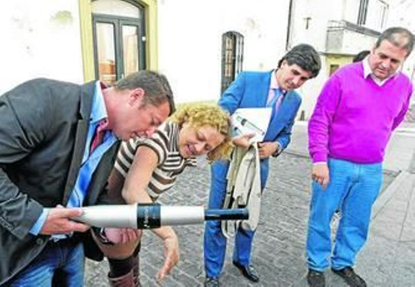 Juan José Gómez, el inventor del Turbidog, enseña el aparato a las autoridades municipales, ayer.