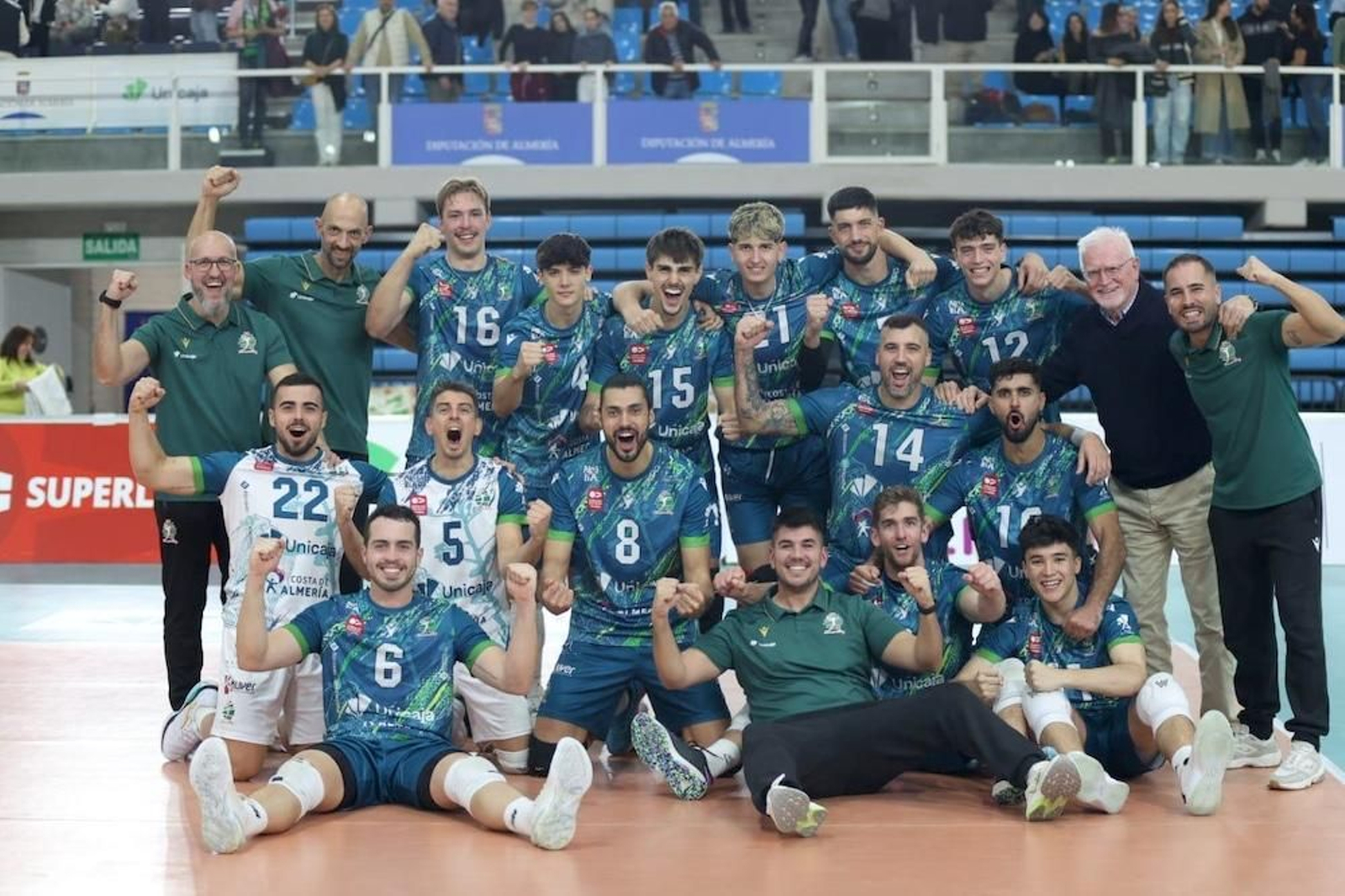 Los ahorradores celebran sobre la pista del Moisés Ruiz su victoria frente al Servigroup CV Playas de Benidorm. Los ahorradores celebran sobre la pista del Moisés Ruiz su victoria frente al Servigroup CV Playas de Benidorm.
