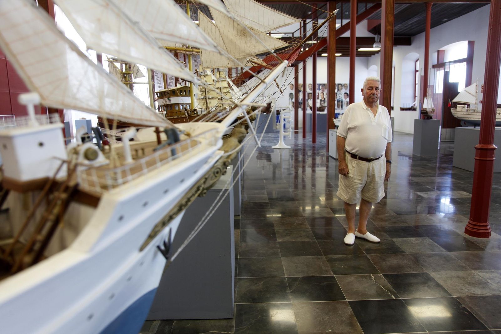 José Zamudio en el centro de la sala en la que se exponen sus reproducciones navales a pequeña escala.