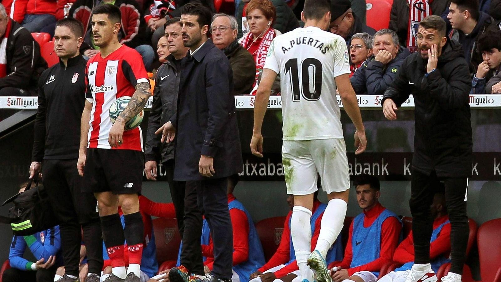 Raúl Espínola se dirige a Antonio Puertas en ausencia de Diego Martínez.