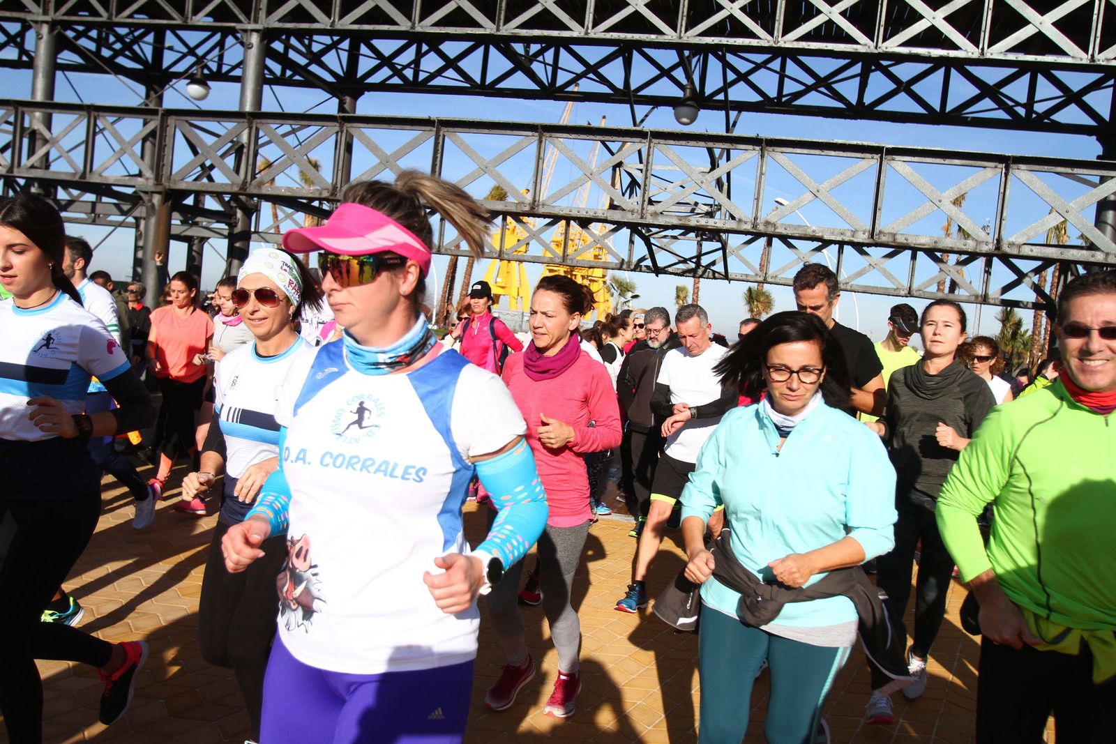 Cientos de personas rinden homenaje a Laura Luelmo en una carrera en Huelva.