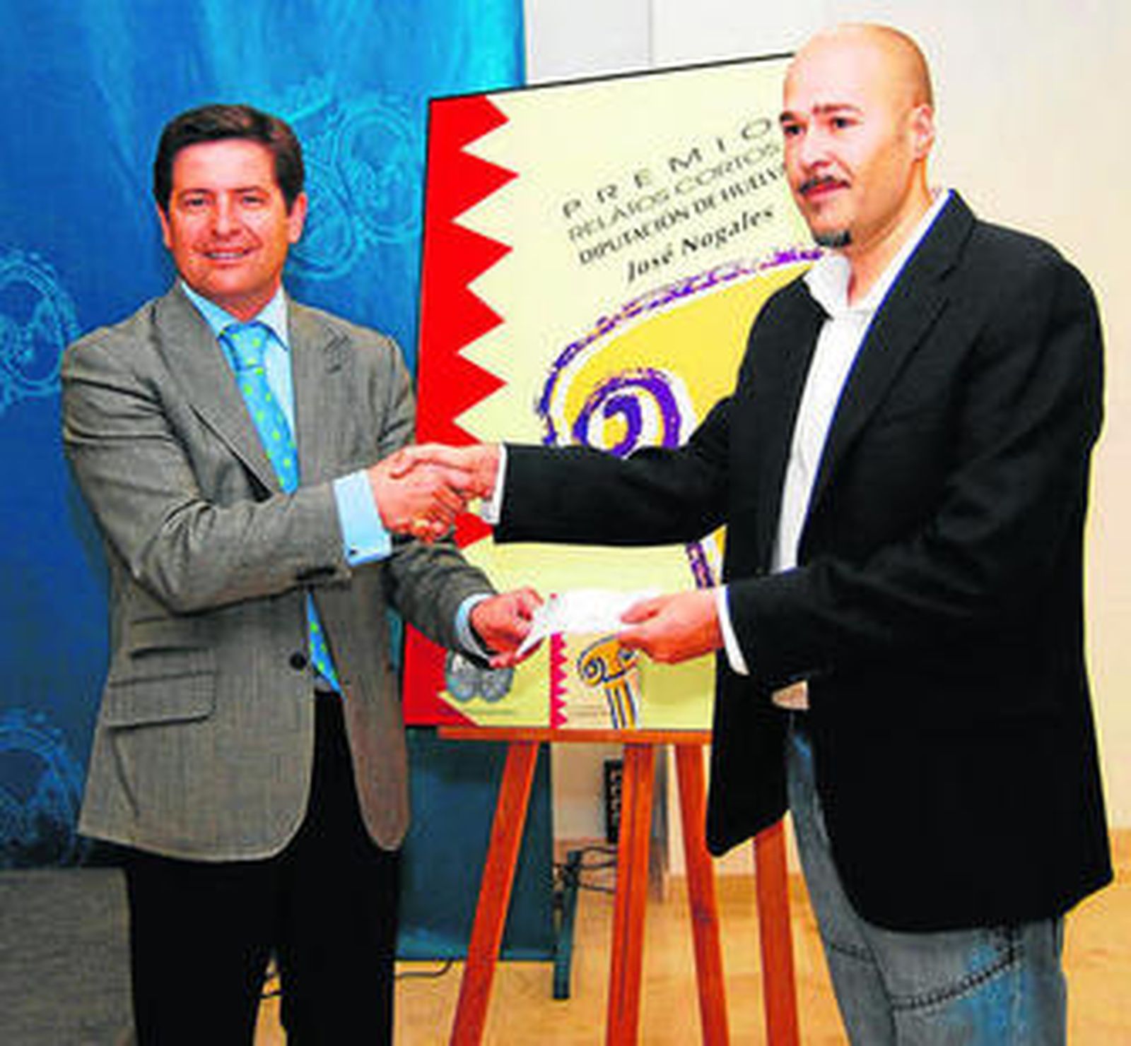 Juan Serrato, ayer, hizo entrega del premio a Juan Carlos Márquez.