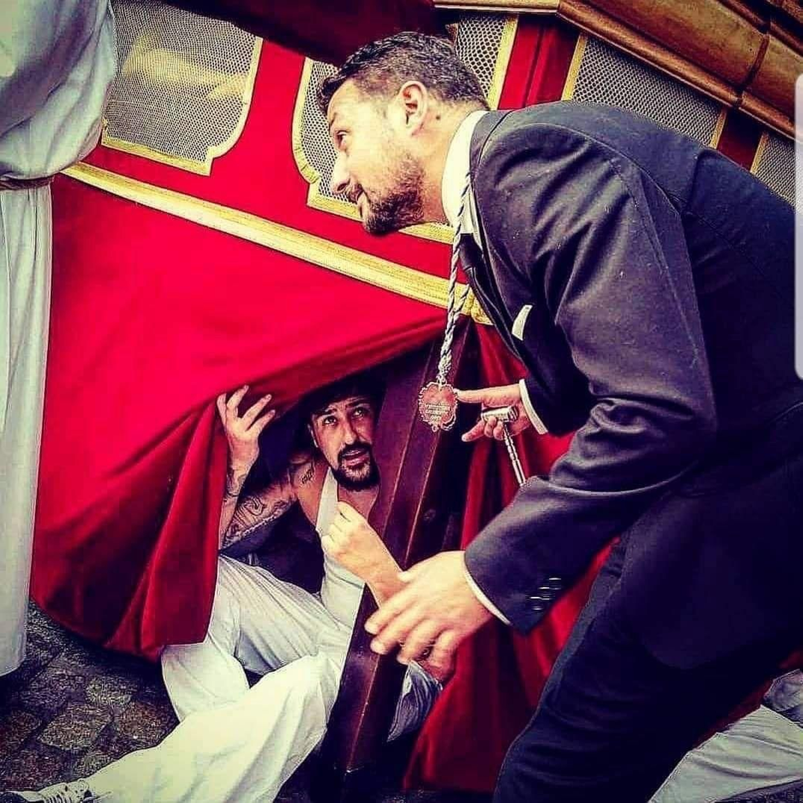 Alejandro Cortés, bajo el paso del Despojado recibiendo instrucciones de su hermano Joaquín.