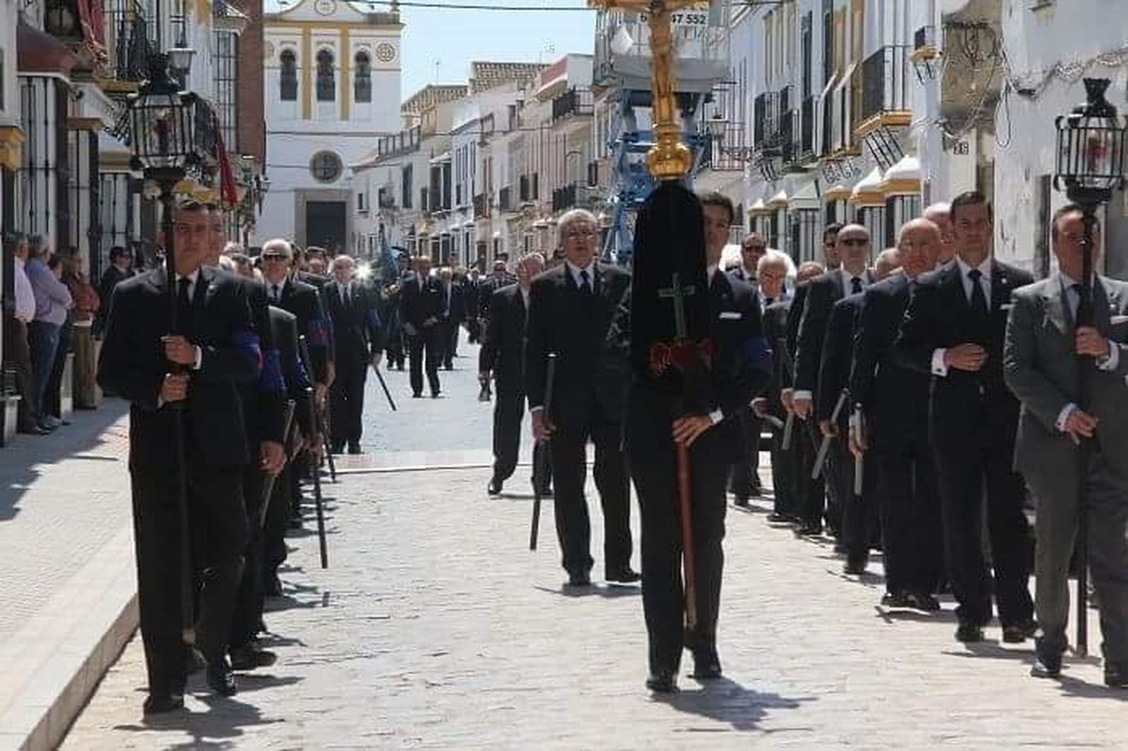 El féretro que alberga los huesos humanos es portado por los nuevos hermanos de la Santa Caridad.
