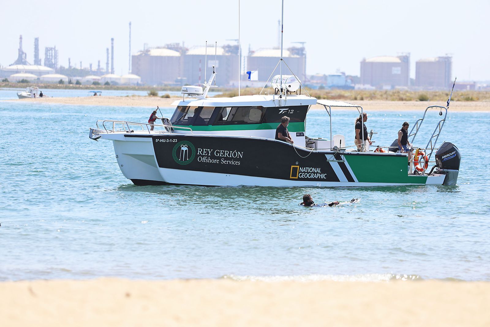 Imágenes de la gran recogida de residuos abandonados en el marco de la octava edición de '1m2 contra la basuraleza'. En la playa de la Canaleta.