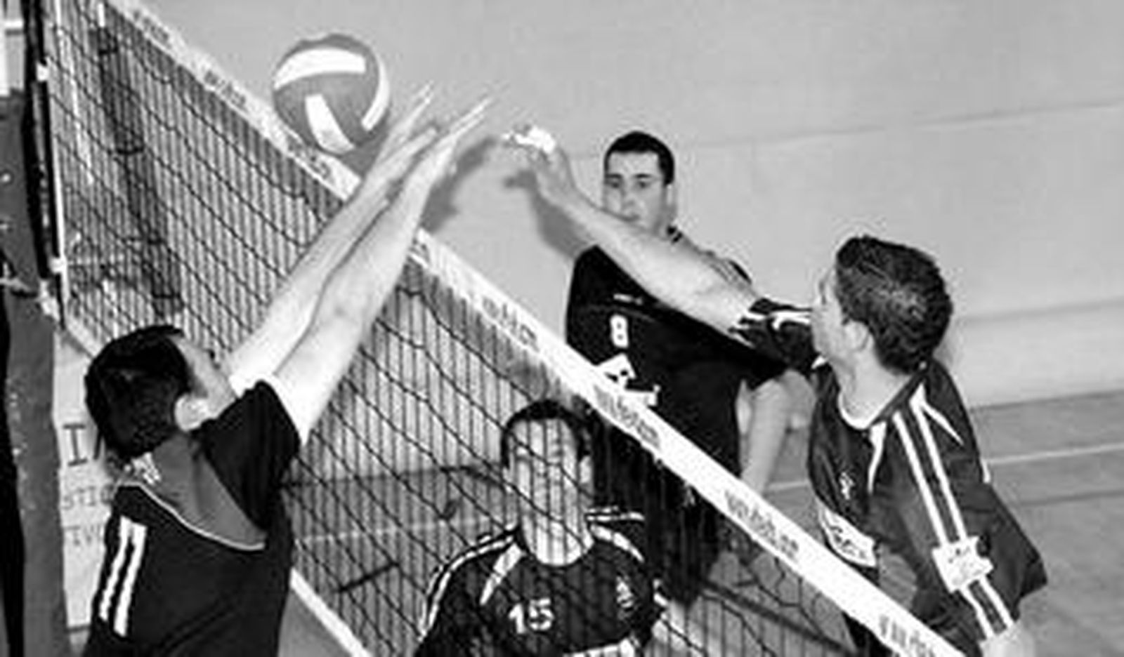 Alberto Muñoz, en ataque, intenta superar el bloqueo rival en el último choque disputado en casa.