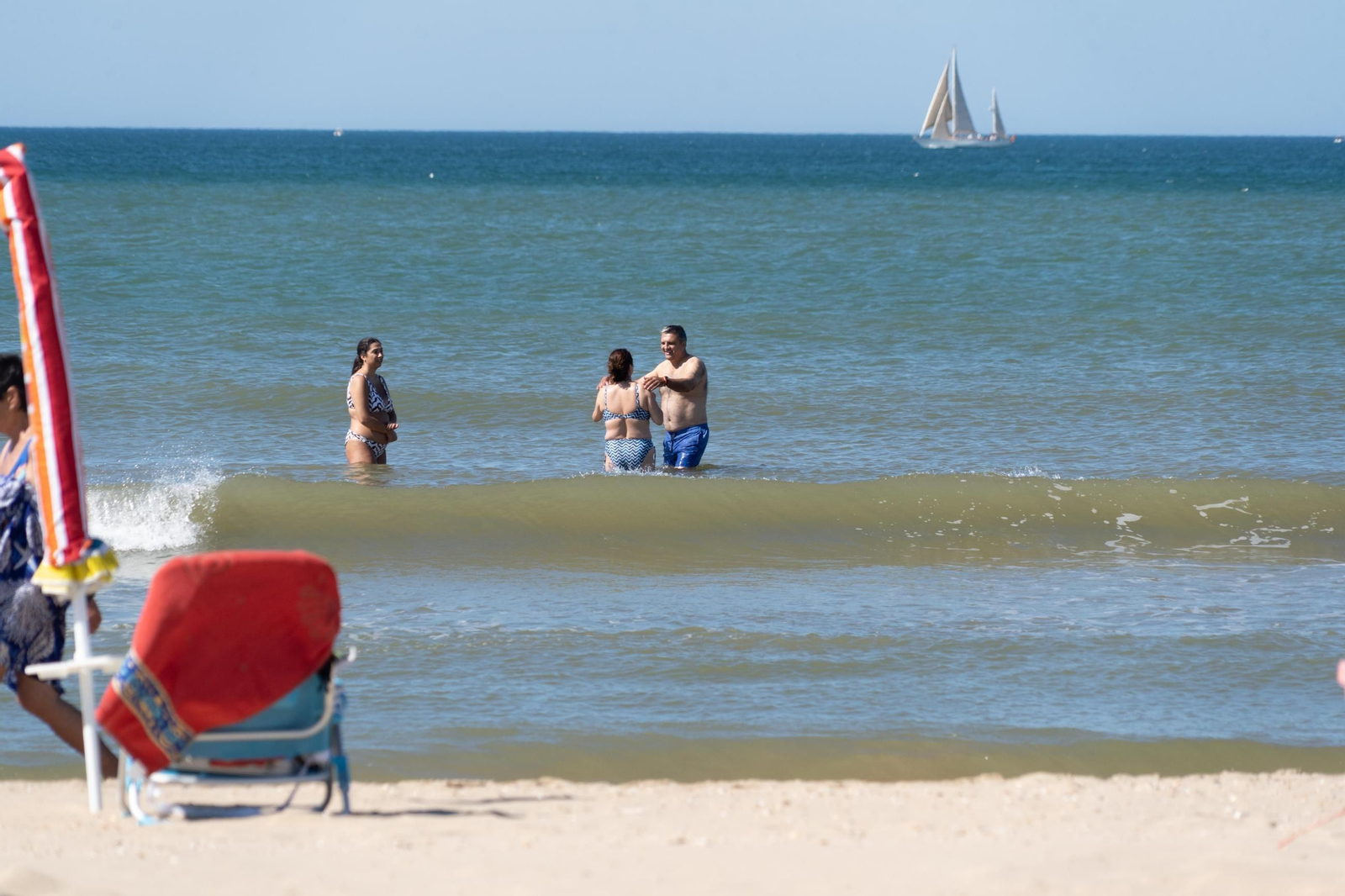 La Playa de la Bota este domingo, soleada, viva&nbsp;y&nbsp;con&nbsp;brisa