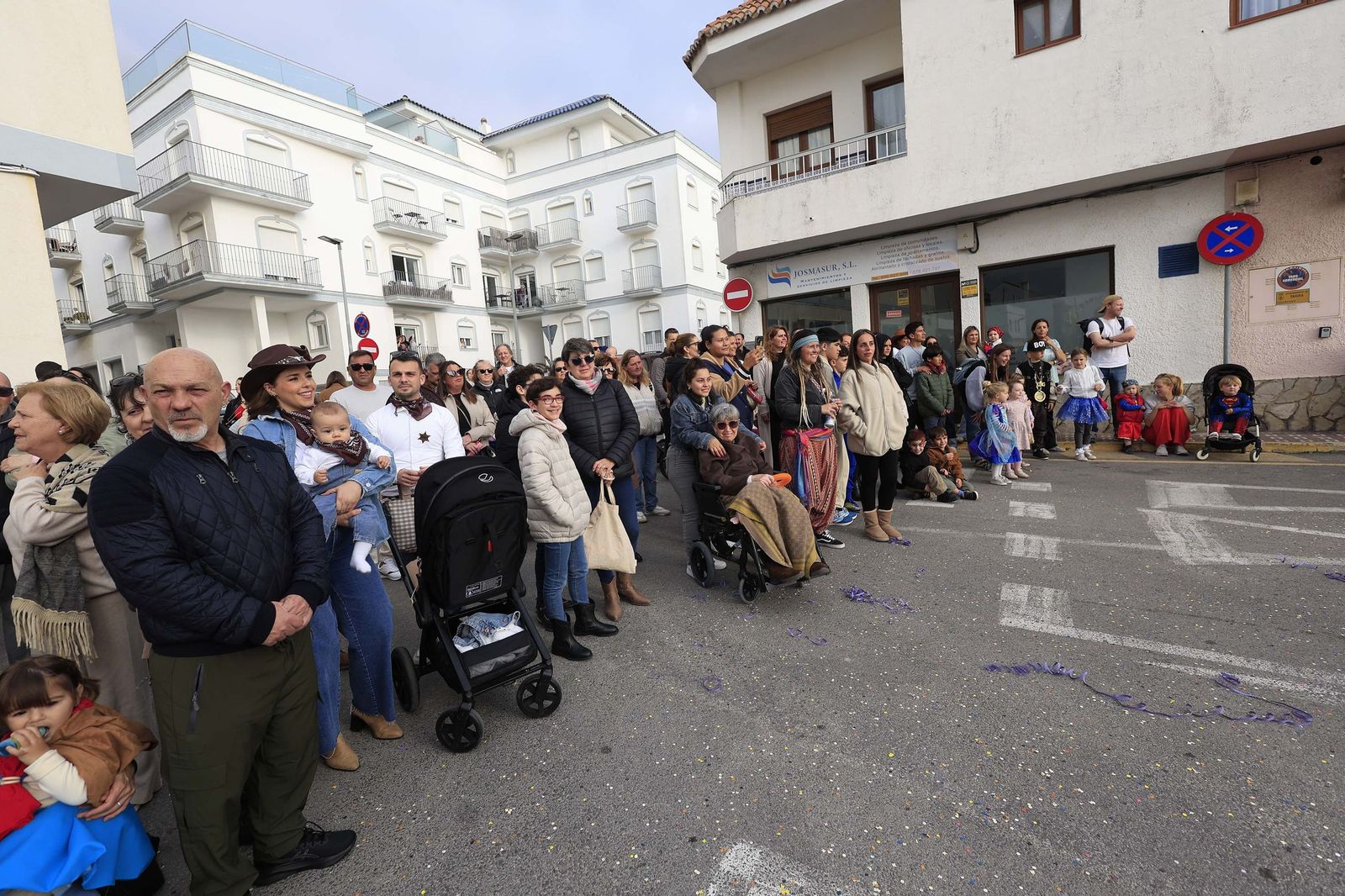 Búscate en las fotos del pasacalles del Carnaval de Tarifa 2026