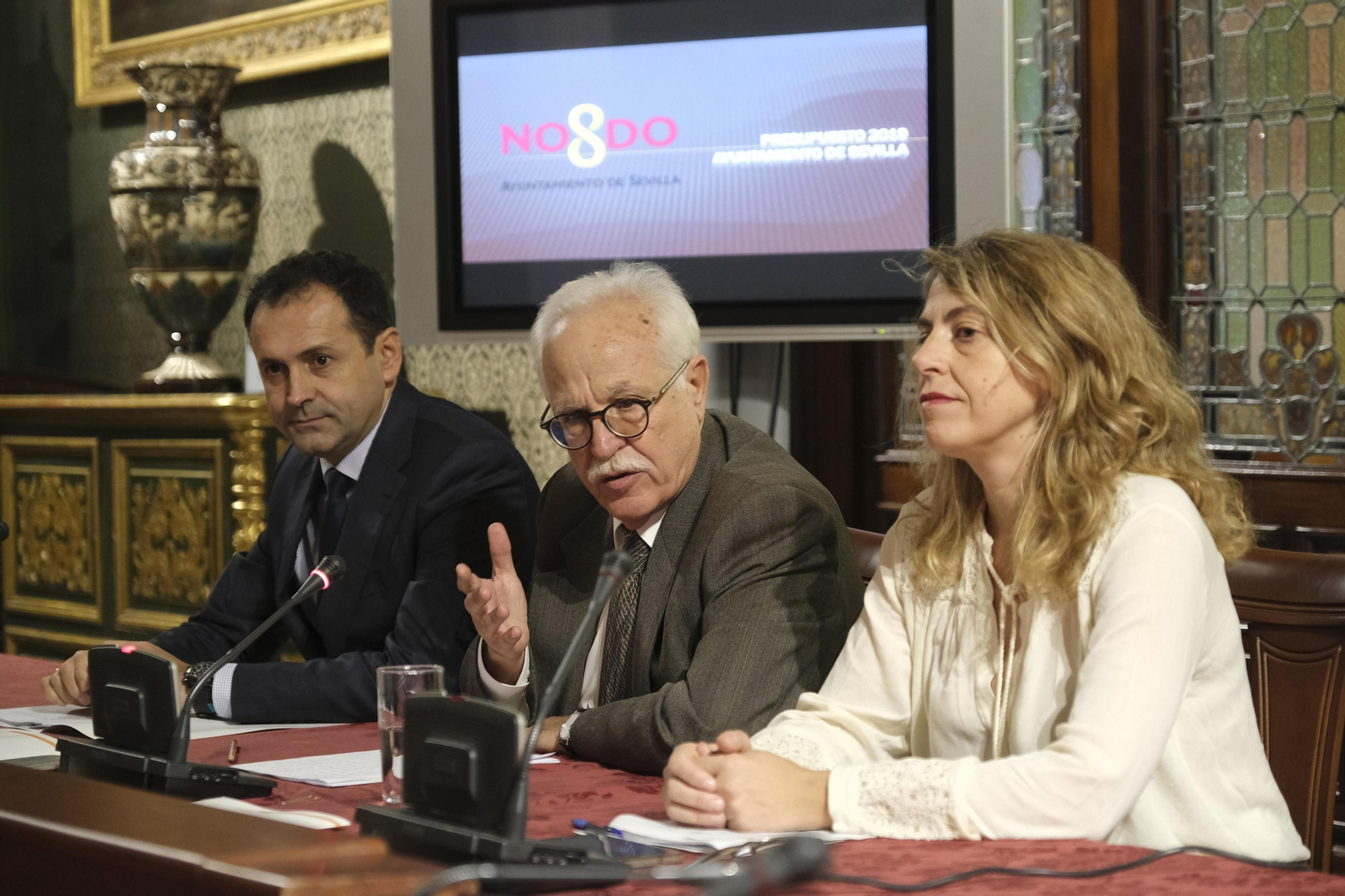 Castillo escoltado por José Miguel Herrera, director general del Hacienda, y Eva Vidal, gerente de la Agencia Tributaria. Castillo escoltado por José Miguel Herrera, director general del Hacienda, y Eva Vidal, gerente de la Agencia Tributaria.