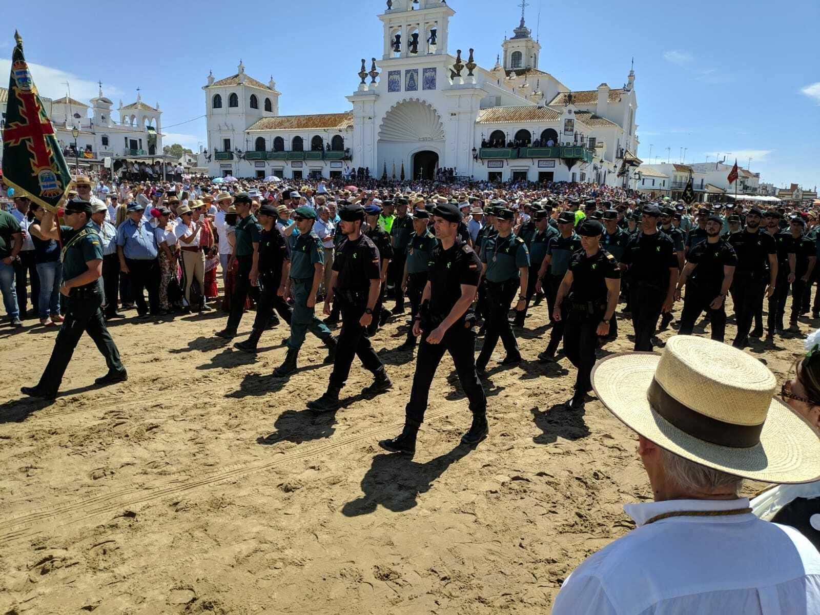 Los guardias civiles concentrados junto a la ermita del Rocío durante el homenaje a Fermín Cabezas.