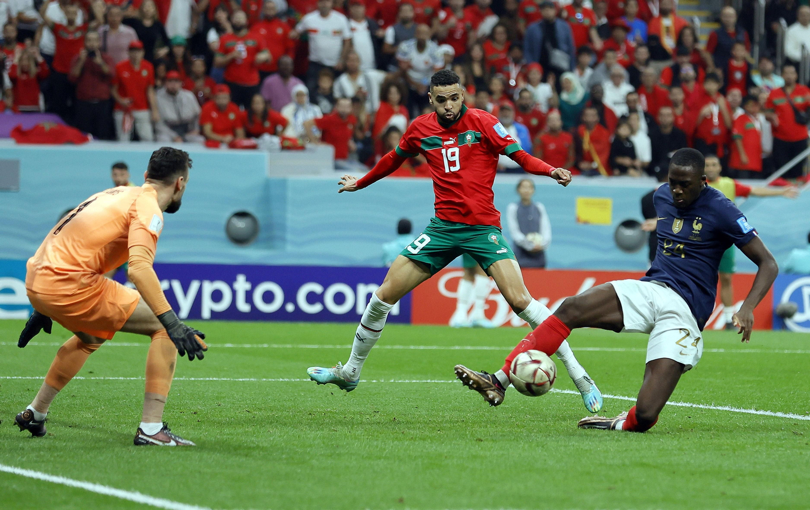 Konate corta un balón que iba a rematar En-Nesyri con todo a favor ante Lloris.