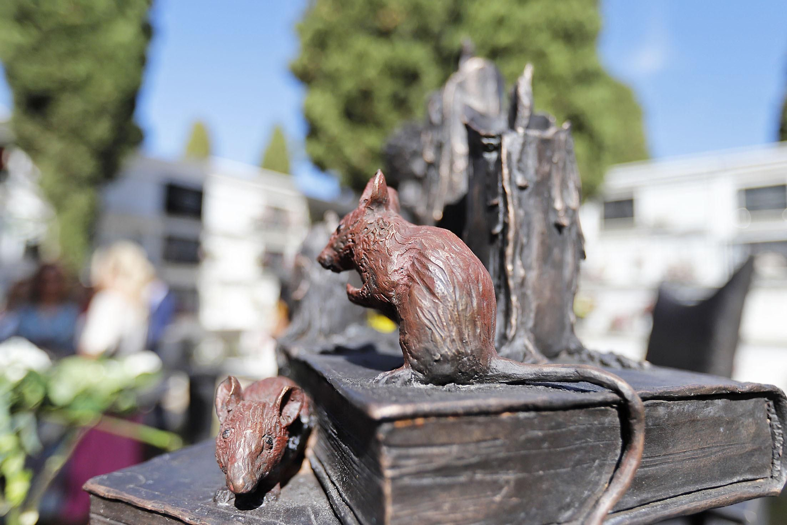 Imágenes del homenaje a Jesús Quintero con el descubrimiento de una escultura de Elías Rodríguez Picón