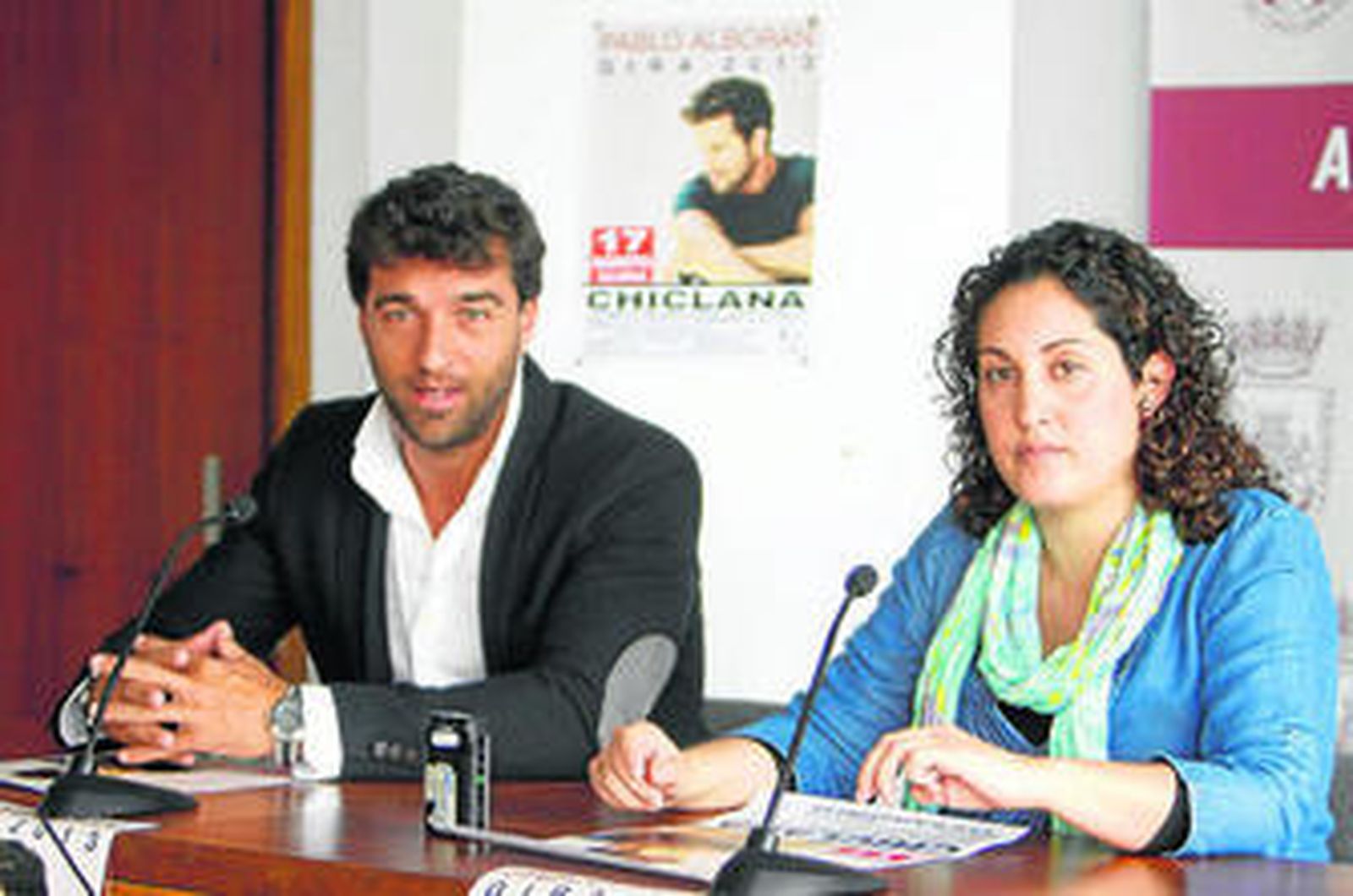 María Eugenia Fernández y Antonio González, representante de Baluarte Producciones, ayer en el Ayuntamiento.