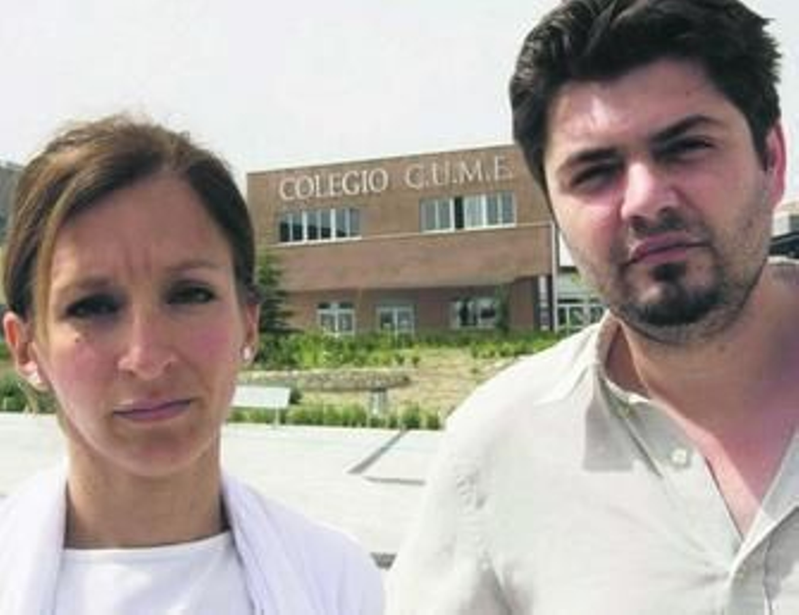 Dos de los profesores despedidos el pasado curso en una concentración frente al colegio CUME.