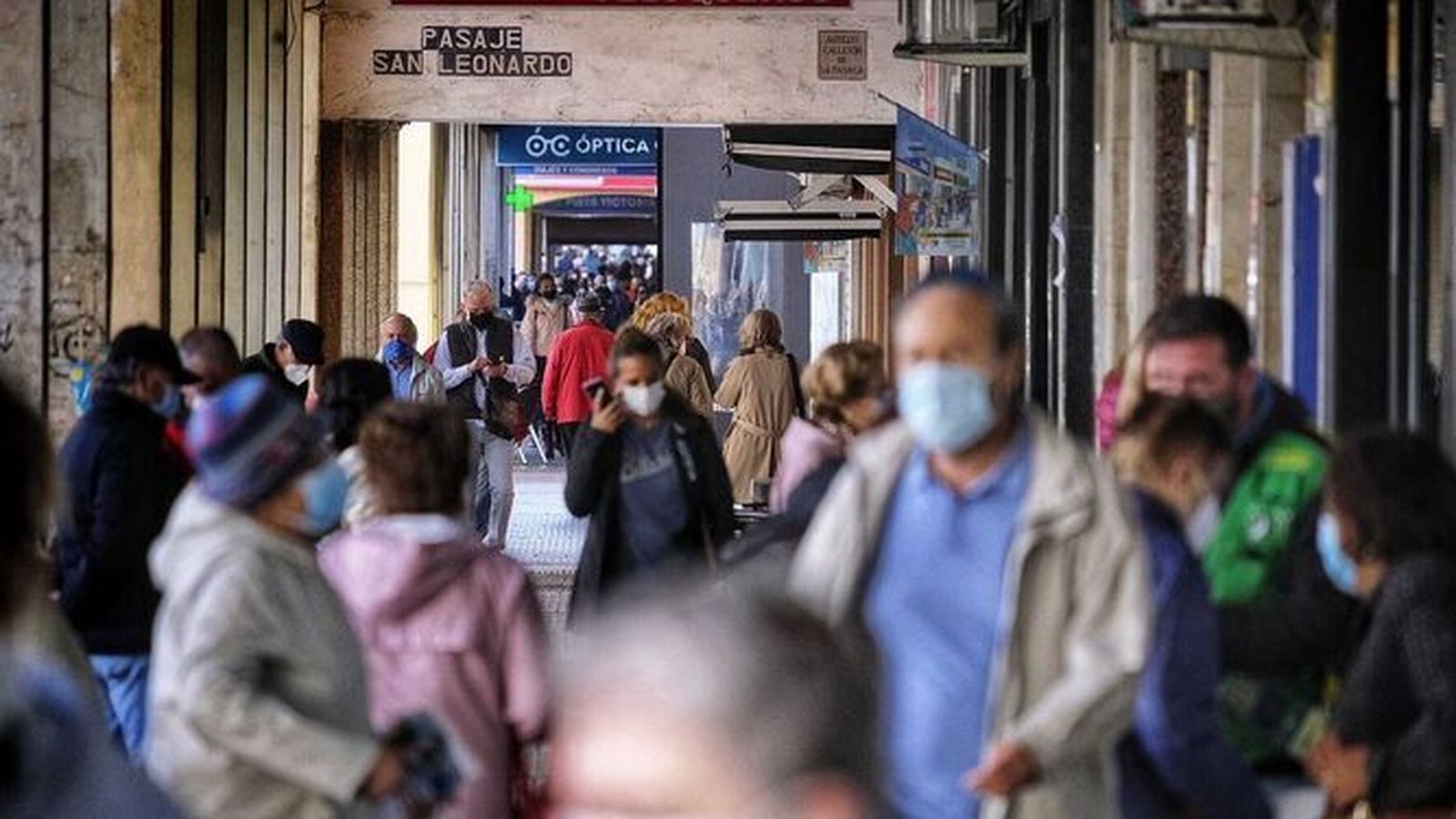 Imagen de archivo de gaditanos paseando por una vía comercial de Cádiz