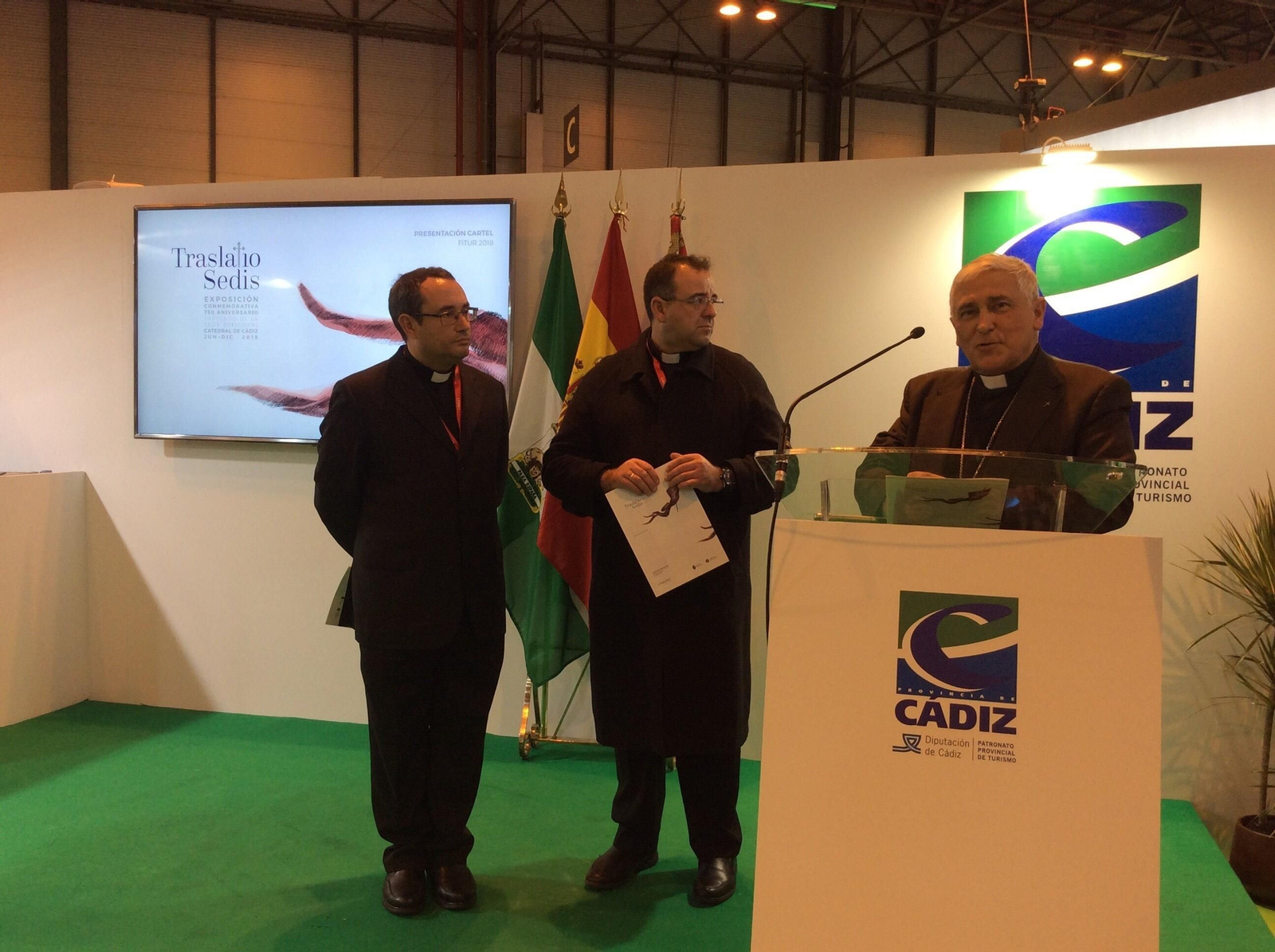 El obispo diocesano, acompañado del director de la comisión diocesana del 750 aniversario y del deán de la Catedral, en el acto de ayer en Fitur.