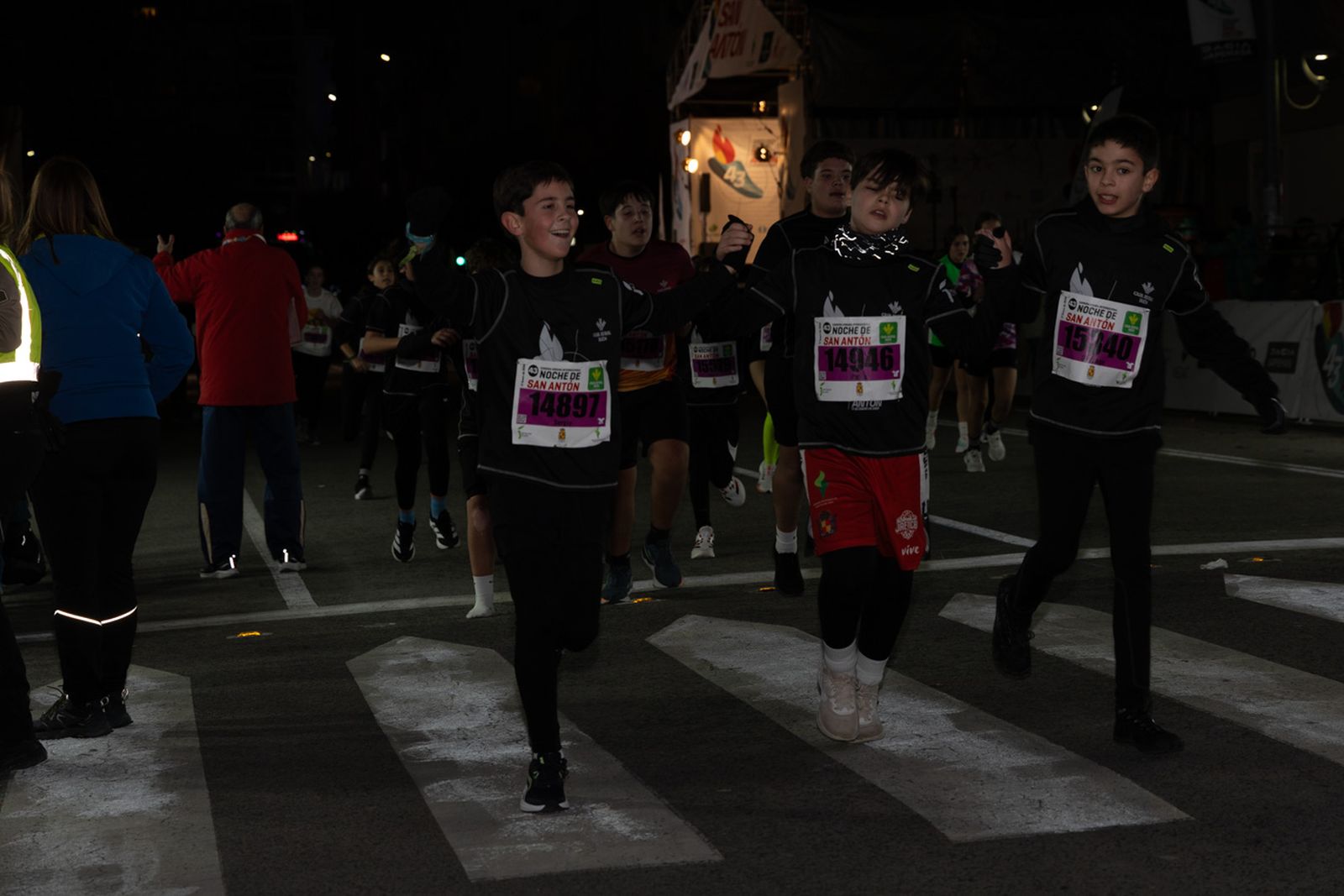 En imágenes: 2.000 atletas brillan con luz propia en la infantil de la Carrera de San Antón 2026