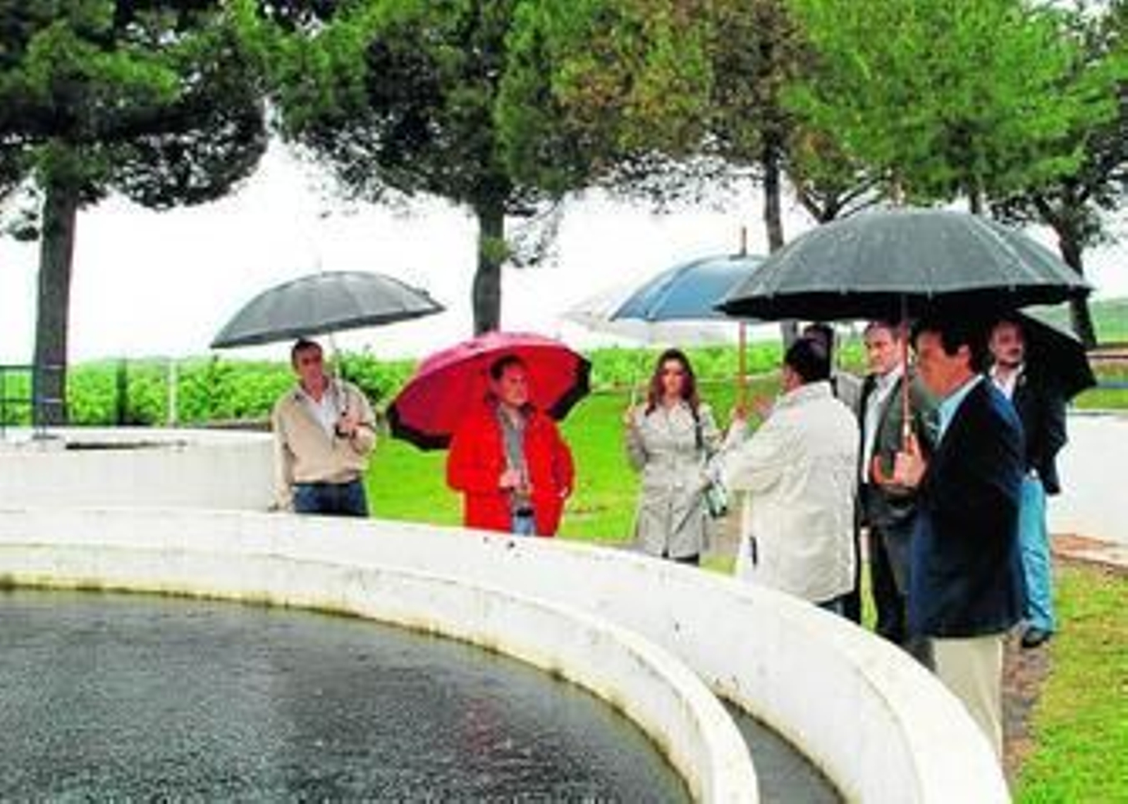 El alcalde, los portavoces y los técnicos municipales durante su visita a la depuradora.