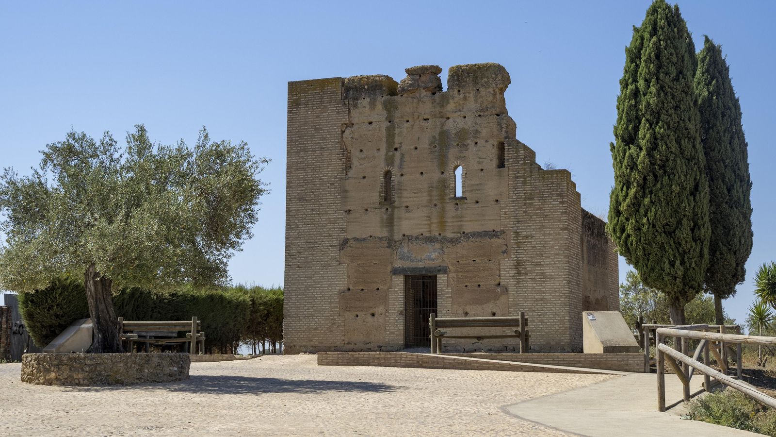 La Torre medieval que da nombre al pueblo.
