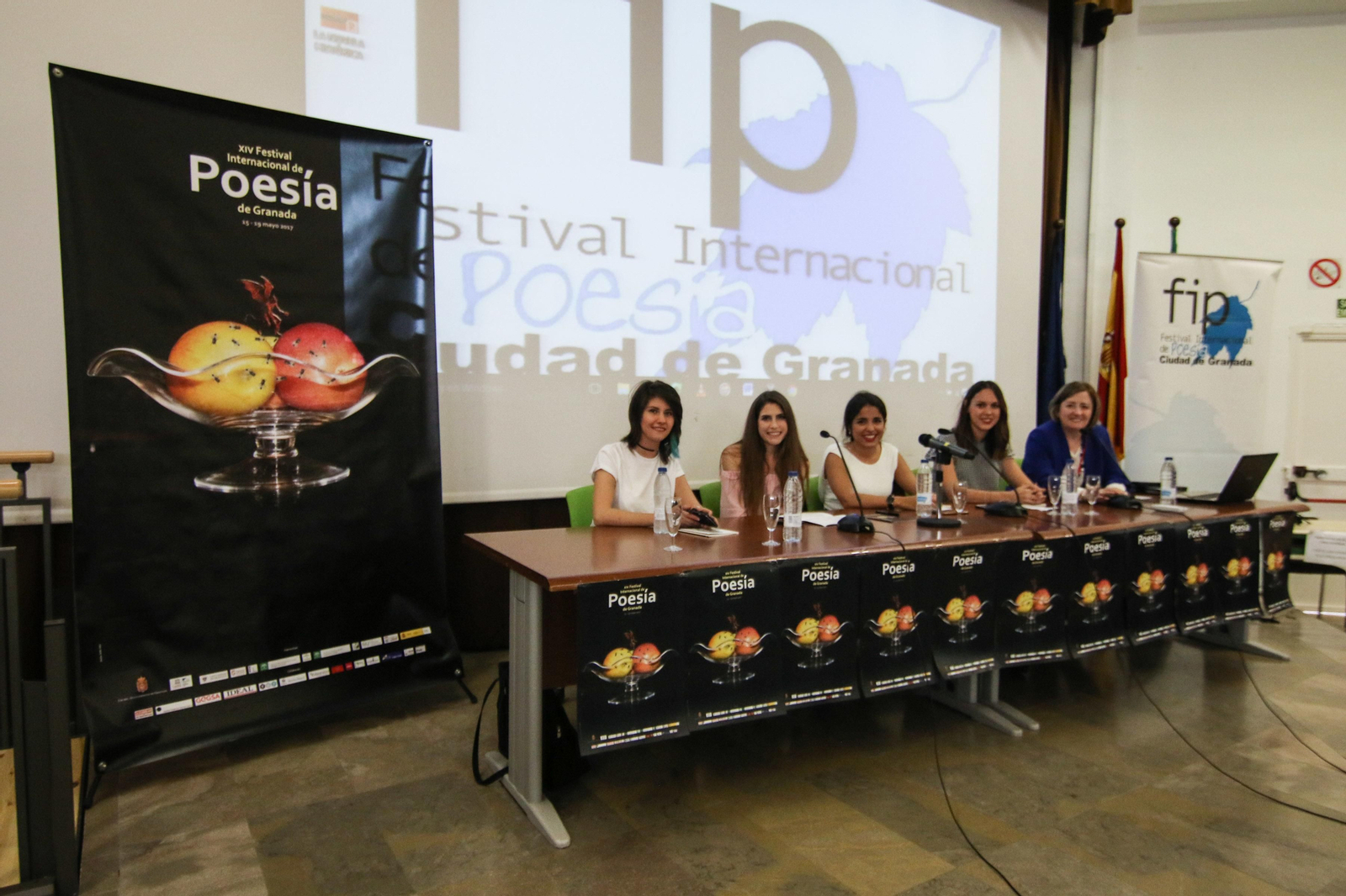 pedro hidalgo Nuevas voces de la poesía contemporánea posan junto a la coodirectora del festival, Remedios Sánchez.