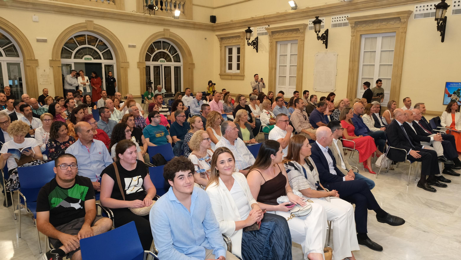 El Doctor Antonio Ríos presenta su libro 'Una Rodilla Feliz', en imágenes