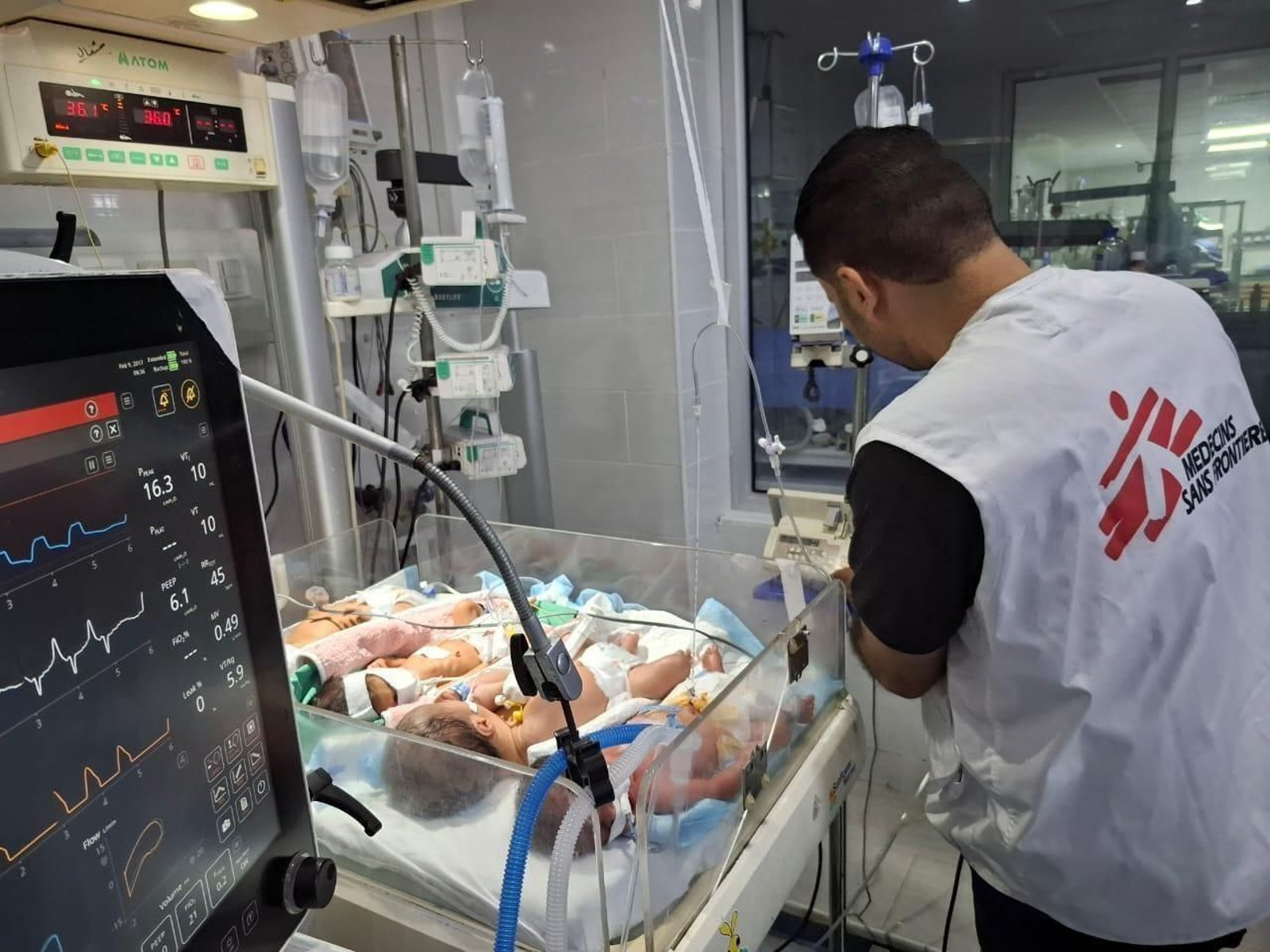 Cuatro niños prematuros comparten uno de los equipamientos que el hospital Al Helou tiene para atenderlos.