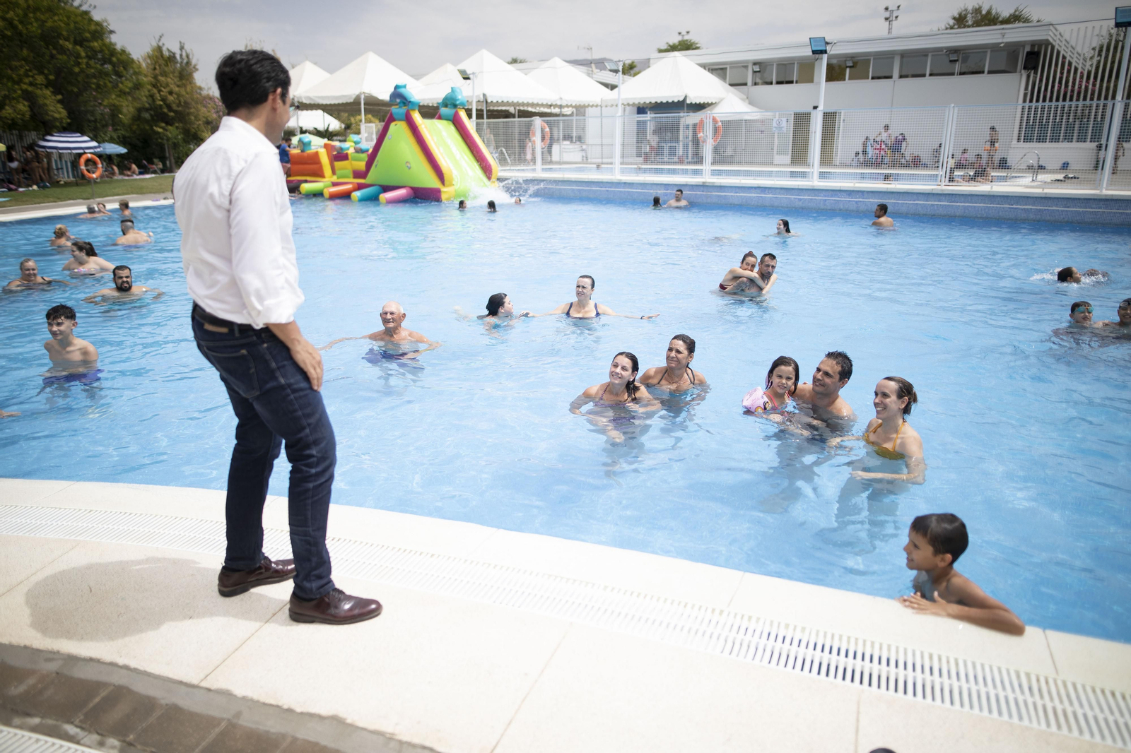 El alcalde de Granada, durante una visita a la piscina de Almanjáyar