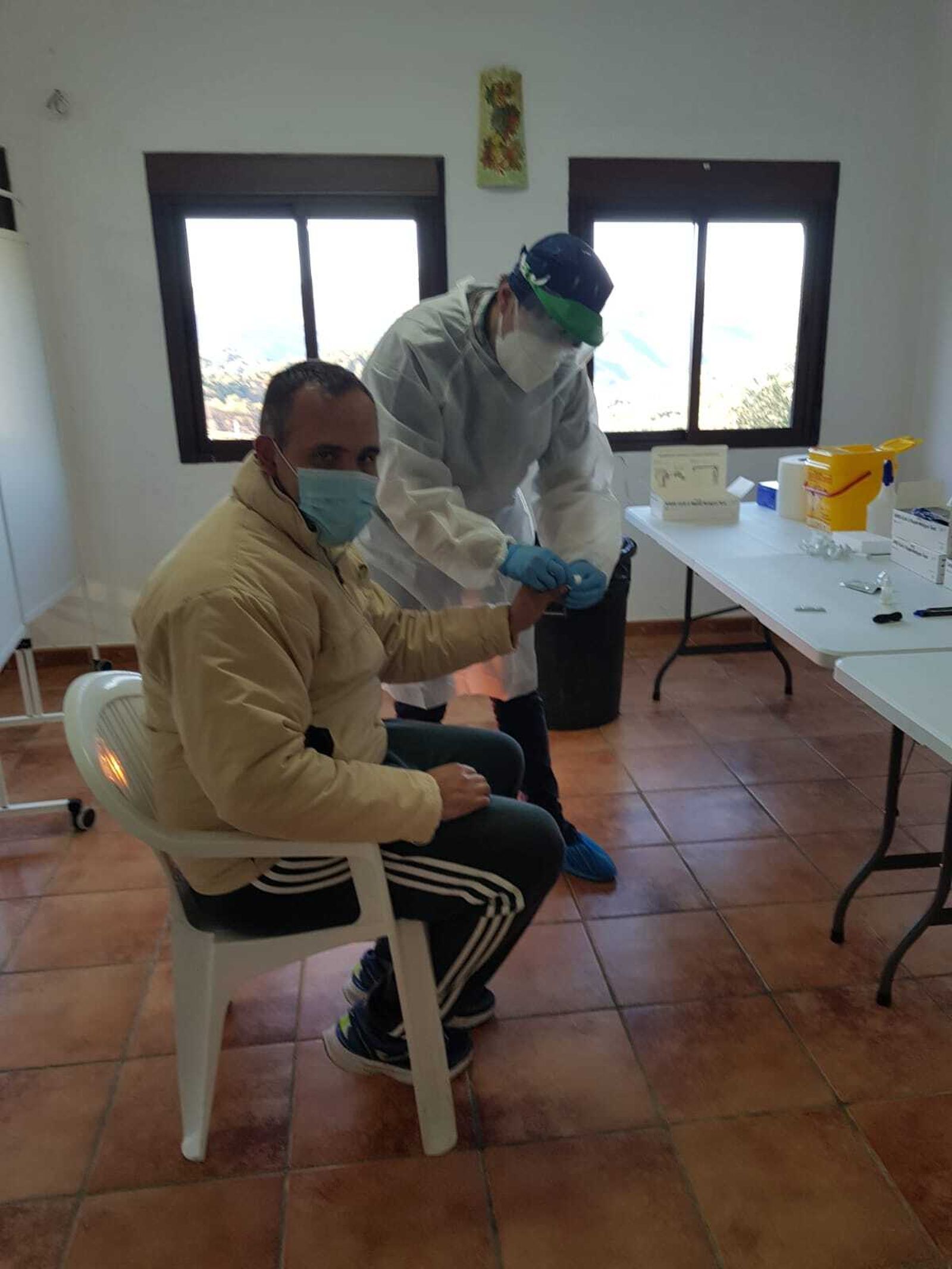 Un vecino durante la toma de muestras