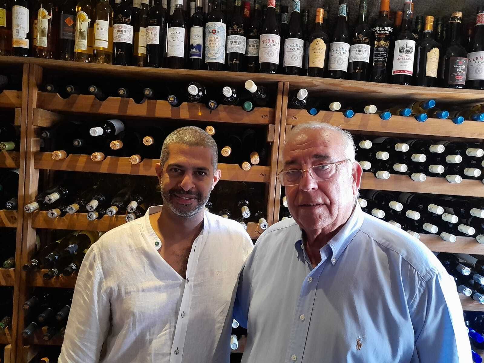 Nasser Al-Khater y Superpaco posan en la bodega del restaurante.